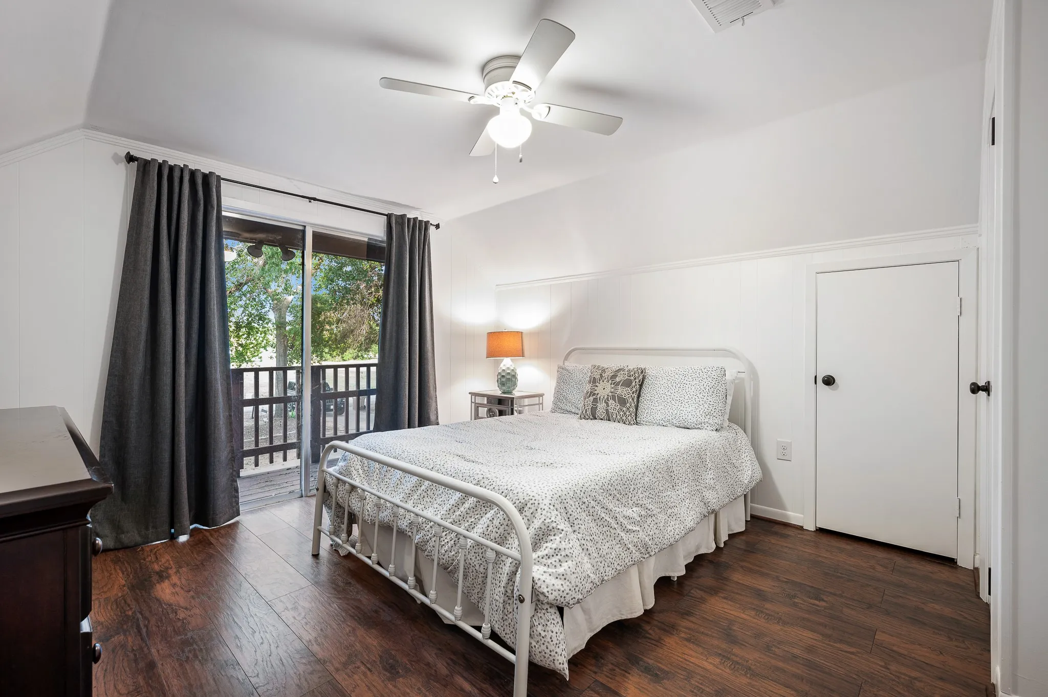 Single Family Residence For Sale in Henderson County , 123 Goodknight Ranch Road, Trinidad, Texas 75163, 5 Bedroom, 4 Bathroom, 2 Garage spaces, 2,746 Sqft, built in 1975, Preowned, mls#20714934, Real Estate Agent in Trinidad, Homes For Sale in Henderson county, Homes For Sale in Trinidad, Realtor in Trinidad Texas, Real Estate Brokerage Independent Realty Texas, Luminita Cordes Realtor