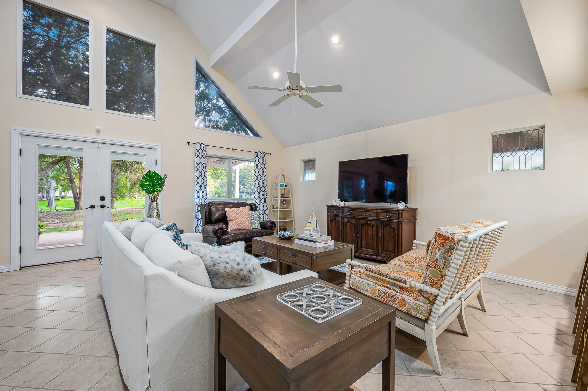 Single Family Residence For Sale in Henderson County , 123 Goodknight Ranch Road, Trinidad, Texas 75163, 5 Bedroom, 4 Bathroom, 2 Garage spaces, 2,746 Sqft, built in 1975, Preowned, mls#20714934, Real Estate Agent in Trinidad, Homes For Sale in Henderson county, Homes For Sale in Trinidad, Realtor in Trinidad Texas, Real Estate Brokerage Independent Realty Texas, Luminita Cordes Realtor