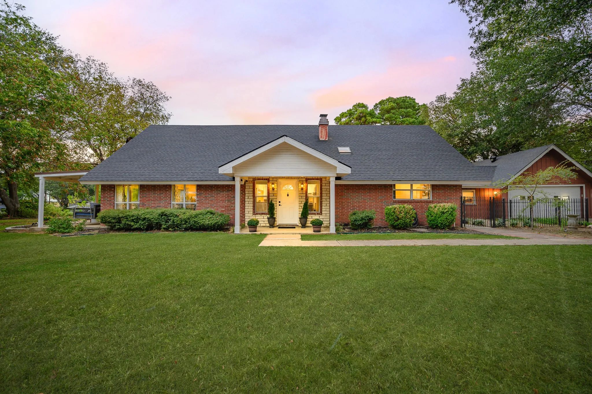 Single Family Residence For Sale in Henderson County , 123 Goodknight Ranch Road, Trinidad, Texas 75163, 5 Bedroom, 4 Bathroom, 2 Garage spaces, 2,746 Sqft, built in 1975, Preowned, mls#20714934, Real Estate Agent in Trinidad, Homes For Sale in Henderson county, Homes For Sale in Trinidad, Realtor in Trinidad Texas, Real Estate Brokerage Independent Realty Texas, Luminita Cordes Realtor