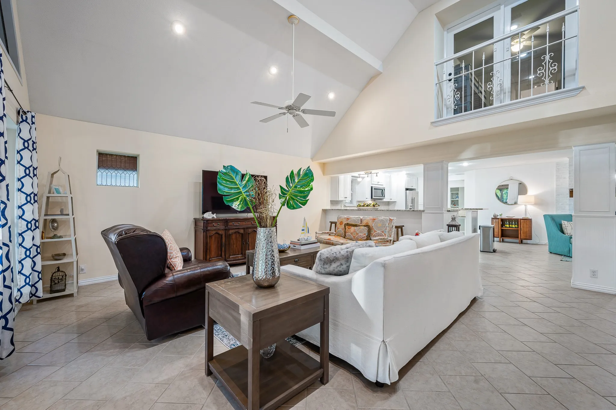 Single Family Residence For Sale in Henderson County , 123 Goodknight Ranch Road, Trinidad, Texas 75163, 5 Bedroom, 4 Bathroom, 2 Garage spaces, 2,746 Sqft, built in 1975, Preowned, mls#20714934, Real Estate Agent in Trinidad, Homes For Sale in Henderson county, Homes For Sale in Trinidad, Realtor in Trinidad Texas, Real Estate Brokerage Independent Realty Texas, Luminita Cordes Realtor