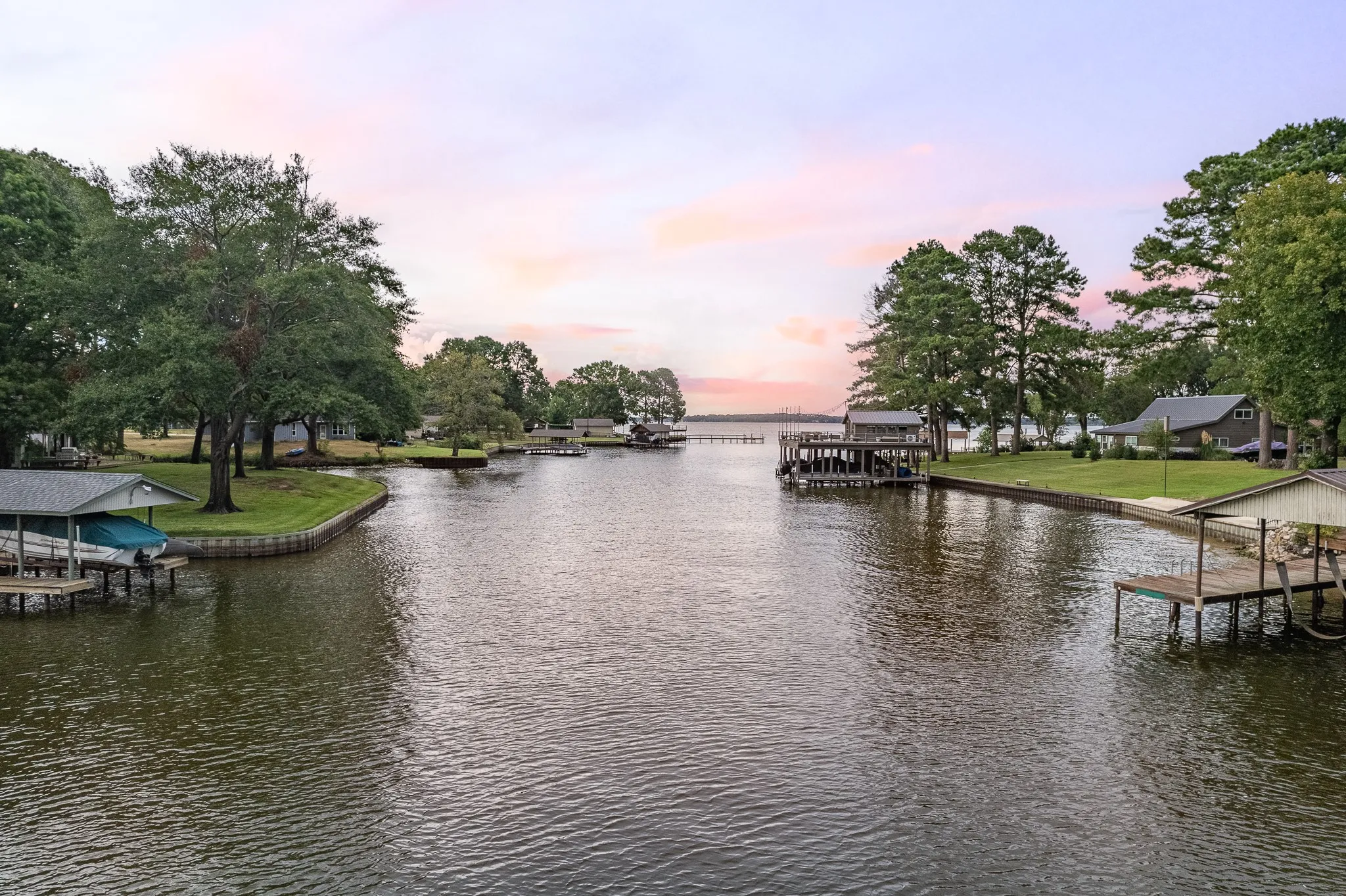 Single Family Residence For Sale in Henderson County , 123 Goodknight Ranch Road, Trinidad, Texas 75163, 5 Bedroom, 4 Bathroom, 2 Garage spaces, 2,746 Sqft, built in 1975, Preowned, mls#20714934, Real Estate Agent in Trinidad, Homes For Sale in Henderson county, Homes For Sale in Trinidad, Realtor in Trinidad Texas, Real Estate Brokerage Independent Realty Texas, Luminita Cordes Realtor