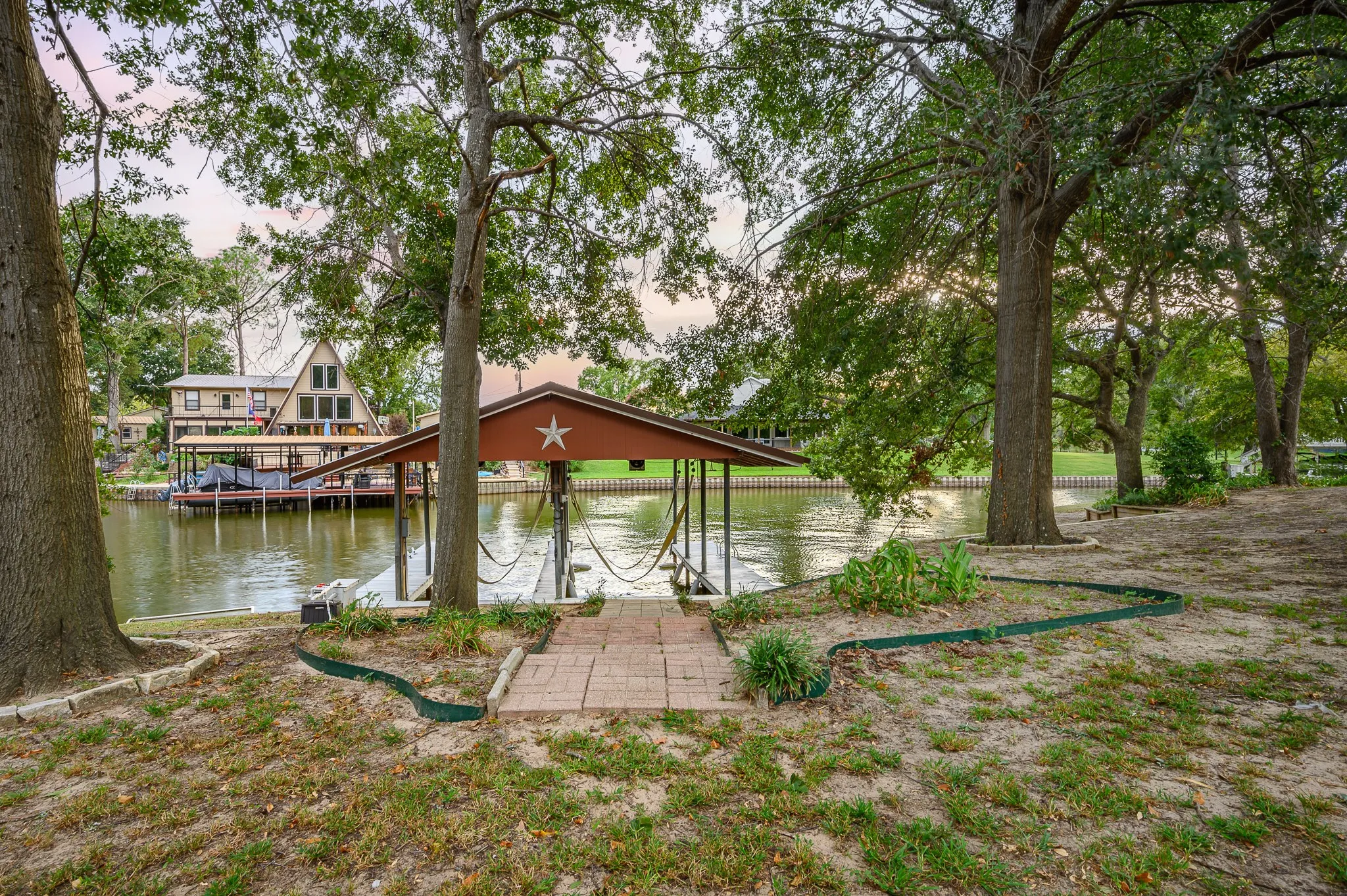 Single Family Residence For Sale in Henderson County , 123 Goodknight Ranch Road, Trinidad, Texas 75163, 5 Bedroom, 4 Bathroom, 2 Garage spaces, 2,746 Sqft, built in 1975, Preowned, mls#20714934, Real Estate Agent in Trinidad, Homes For Sale in Henderson county, Homes For Sale in Trinidad, Realtor in Trinidad Texas, Real Estate Brokerage Independent Realty Texas, Luminita Cordes Realtor