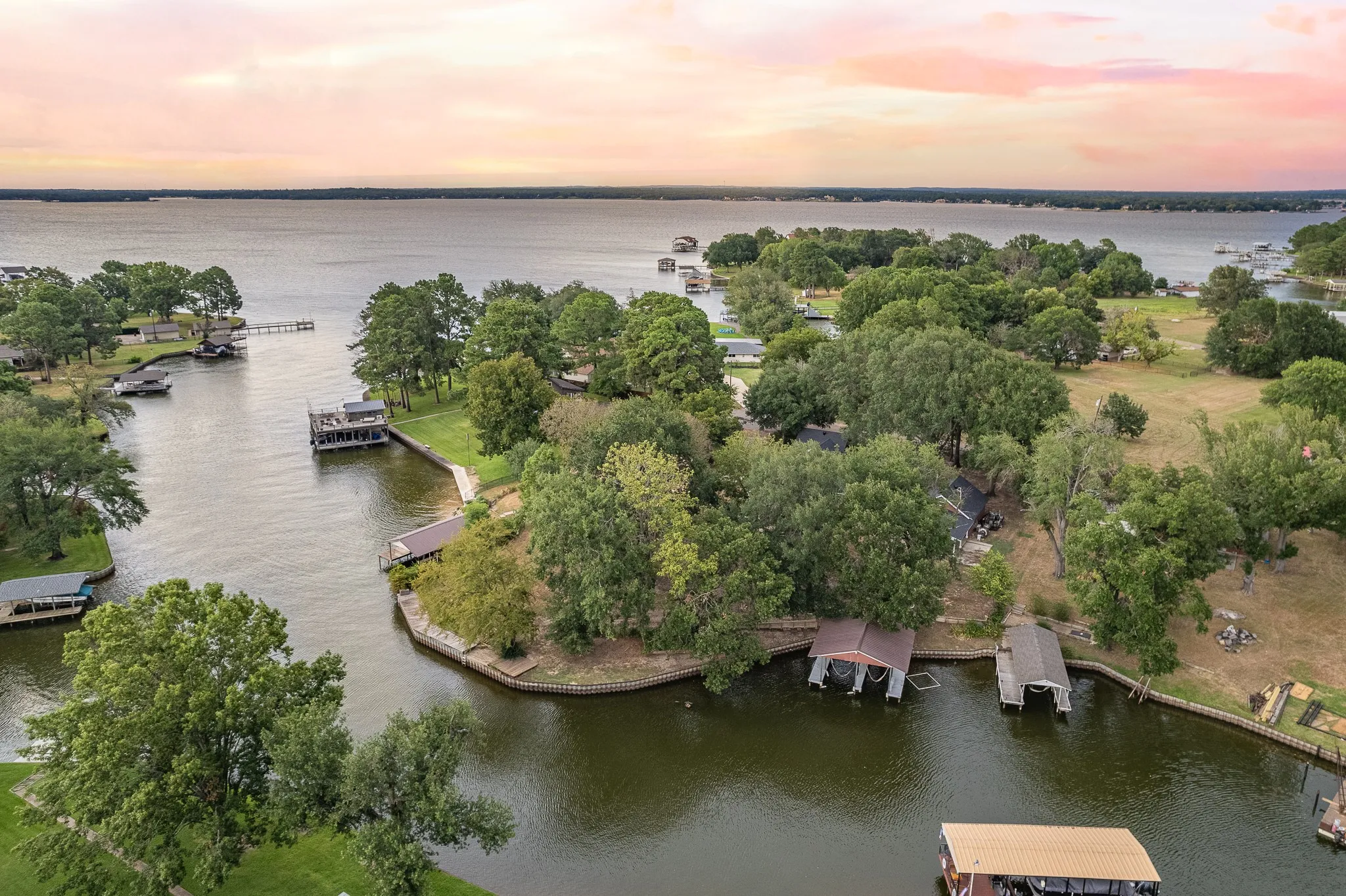 Single Family Residence For Sale in Henderson County , 123 Goodknight Ranch Road, Trinidad, Texas 75163, 5 Bedroom, 4 Bathroom, 2 Garage spaces, 2,746 Sqft, built in 1975, Preowned, mls#20714934, Real Estate Agent in Trinidad, Homes For Sale in Henderson county, Homes For Sale in Trinidad, Realtor in Trinidad Texas, Real Estate Brokerage Independent Realty Texas, Luminita Cordes Realtor
