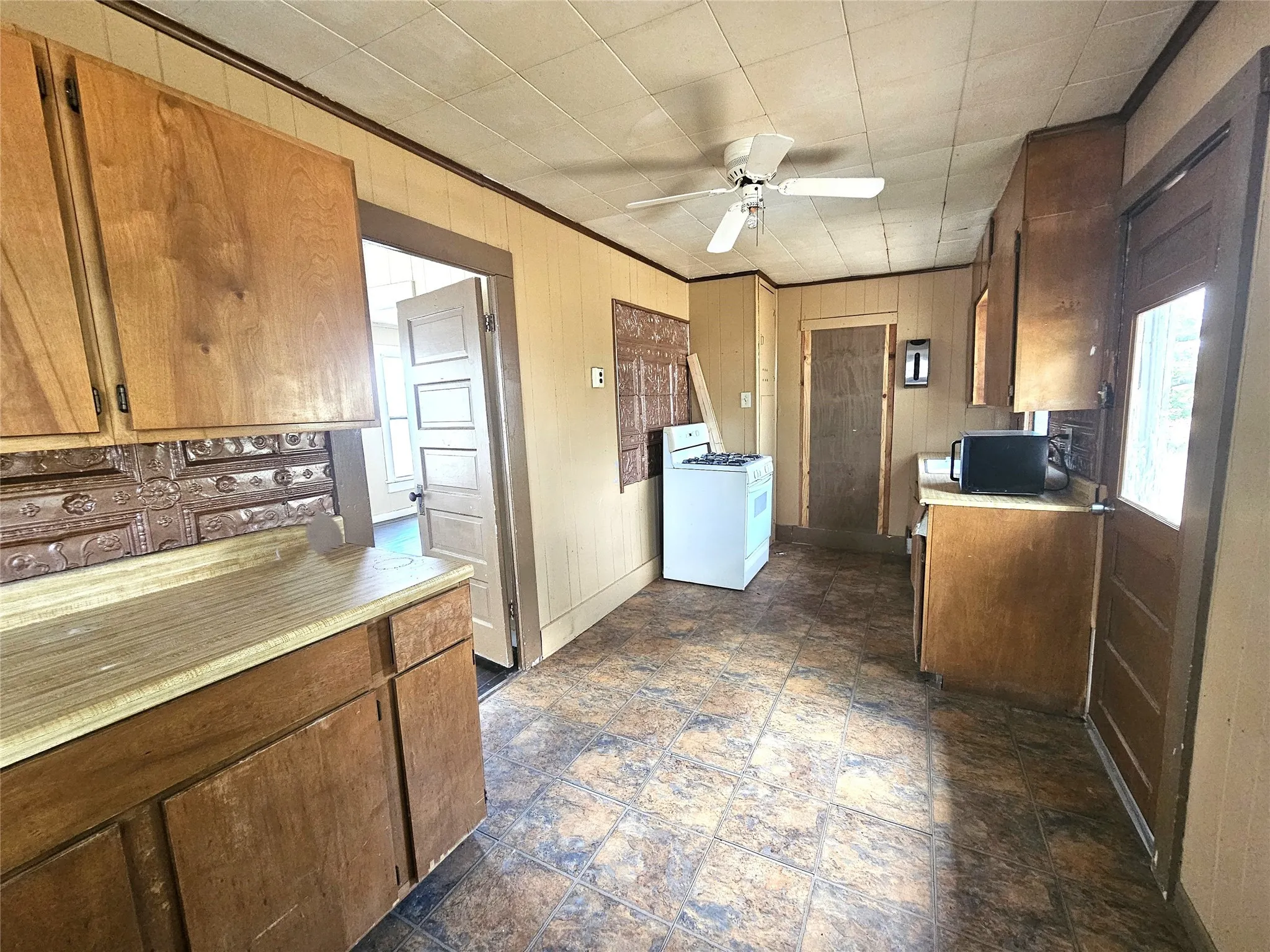 Single Family Residence For Sale in Brown County , 216 E Pecan Street, Bangs, Texas 76823, 2 Bedroom, 2 Bathroom, Garage spaces, 1,342 Sqft, built in 0, mls#20714856, Real Estate Agent in Bangs, Homes For Sale in Brown county, Homes For Sale in Bangs, Realtor in Bangs Texas, Real Estate Brokerage Independent Realty Texas, Luminita Cordes Realtor