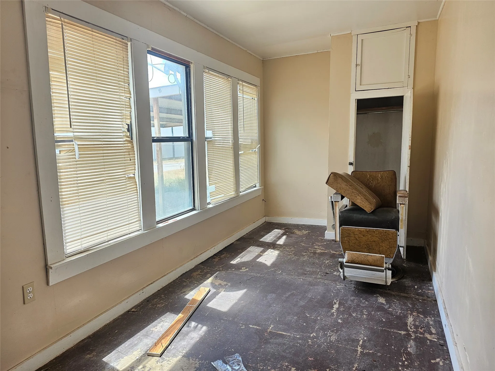 Single Family Residence For Sale in Brown County , 216 E Pecan Street, Bangs, Texas 76823, 2 Bedroom, 2 Bathroom, Garage spaces, 1,342 Sqft, built in 0, mls#20714856, Real Estate Agent in Bangs, Homes For Sale in Brown county, Homes For Sale in Bangs, Realtor in Bangs Texas, Real Estate Brokerage Independent Realty Texas, Luminita Cordes Realtor