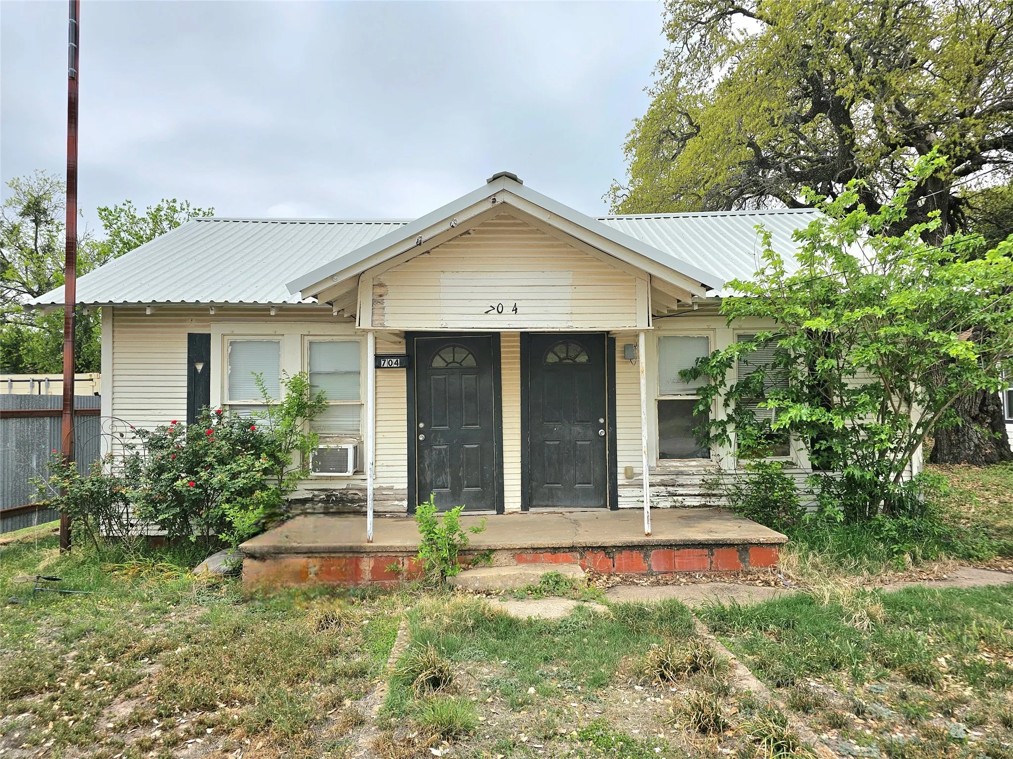 Single Family Residence For Sale in Brown County , 704 S 2nd Street, Bangs, Texas 76823, 2 Bedroom, 1 Bathroom, 1 Garage spaces, 870 Sqft, built in 0, mls#20715141, Real Estate Agent in Bangs, Homes For Sale in Brown county, Homes For Sale in Bangs, Realtor in Bangs Texas, Real Estate Brokerage Independent Realty Texas, Luminita Cordes Realtor