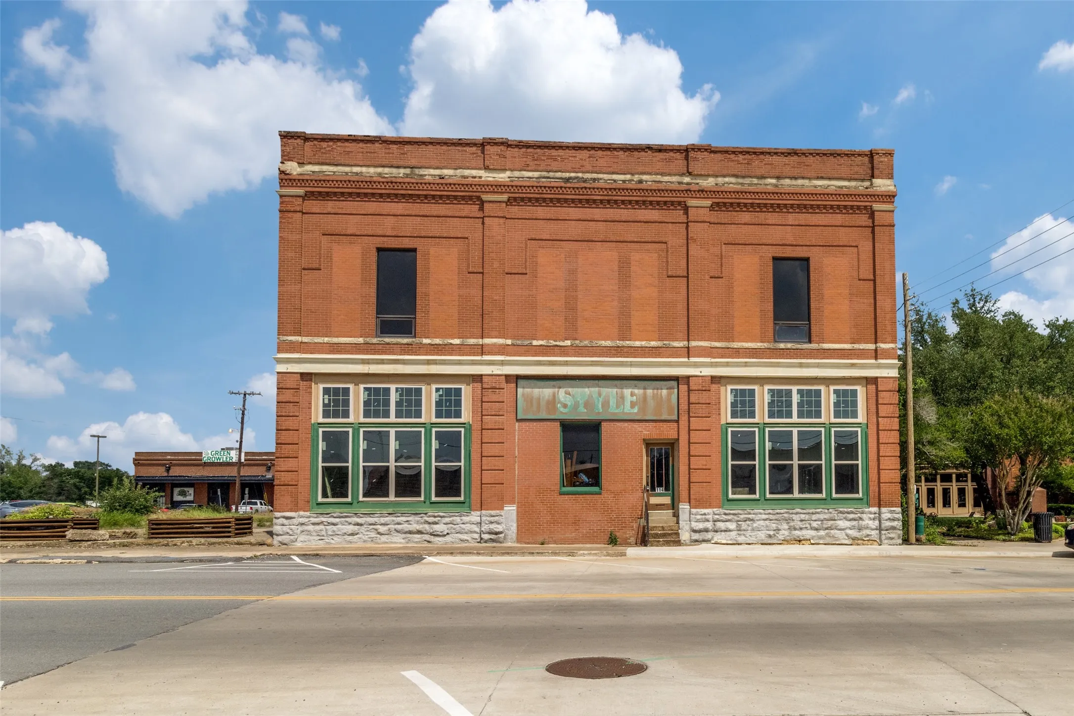 Retail For Sale in Grayson County , 114 N Houston Avenue, Denison, Texas 75021, 0, 0, Garage spaces, 0 Sqft, built in 1900, Preowned, mls#20709794, Real Estate Agent in Denison, Homes For Sale in Grayson county, Homes For Sale in Denison, Realtor in Denison Texas, Real Estate Brokerage Independent Realty Texas, Luminita Cordes Realtor