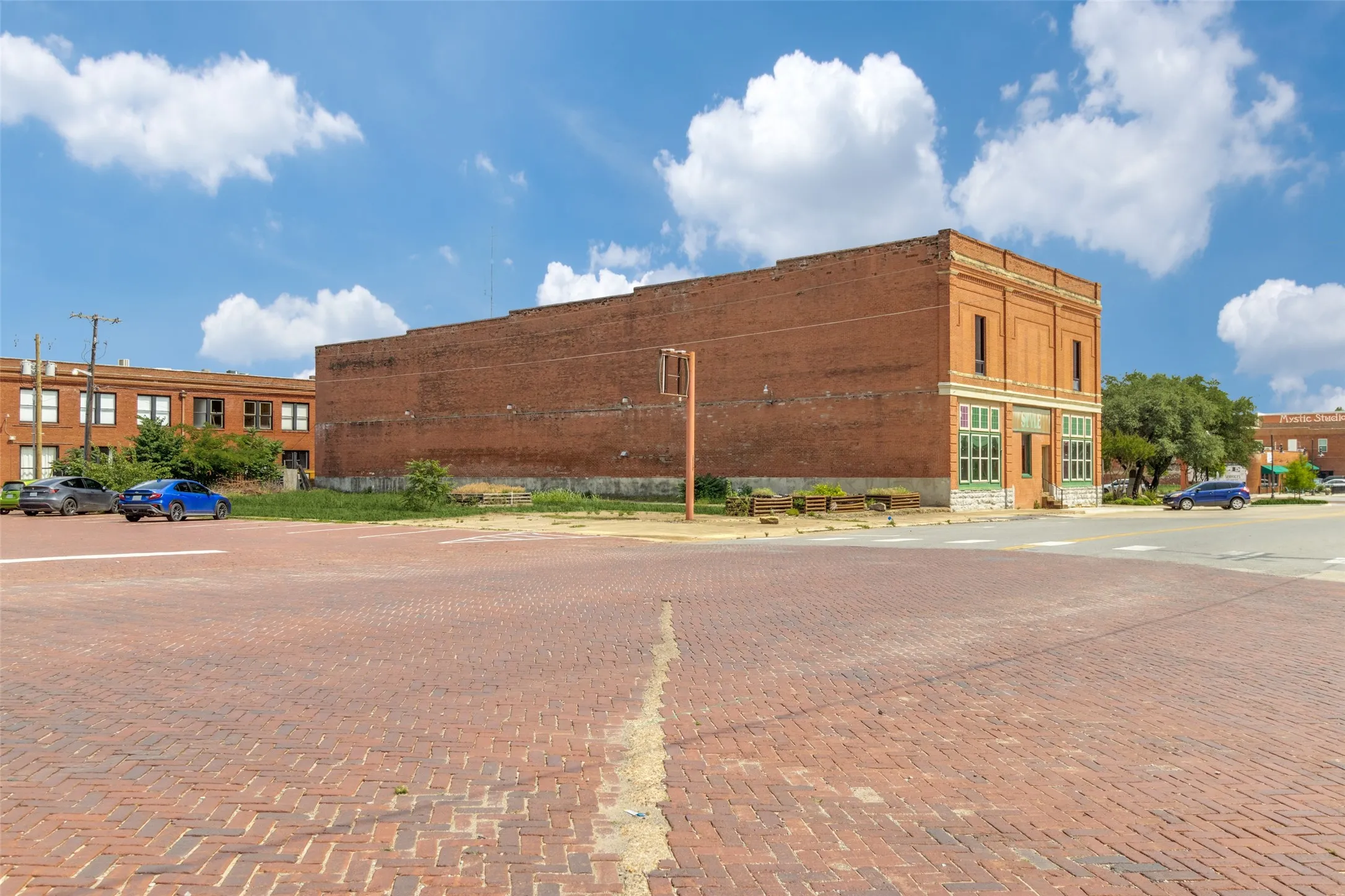 Retail For Sale in Grayson County , 114 N Houston Avenue, Denison, Texas 75021, 0, 0, Garage spaces, 0 Sqft, built in 1900, Preowned, mls#20709794, Real Estate Agent in Denison, Homes For Sale in Grayson county, Homes For Sale in Denison, Realtor in Denison Texas, Real Estate Brokerage Independent Realty Texas, Luminita Cordes Realtor