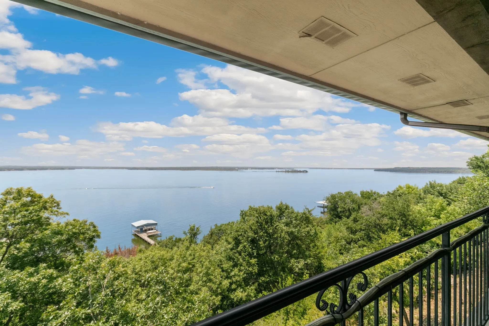 Single Family Residence For Sale in Tarrant County , 9957 Boat Club Road, Fort Worth, Texas 76179, 4 Bedroom, 6 Bathroom, 4 Garage spaces, 4,030 Sqft, built in 1996, Preowned, mls#20721950, Real Estate Agent in Fort Worth, Homes For Sale in Tarrant county, Homes For Sale in Fort Worth, Realtor in Fort Worth Texas, Real Estate Brokerage Independent Realty Texas, Luminita Cordes Realtor