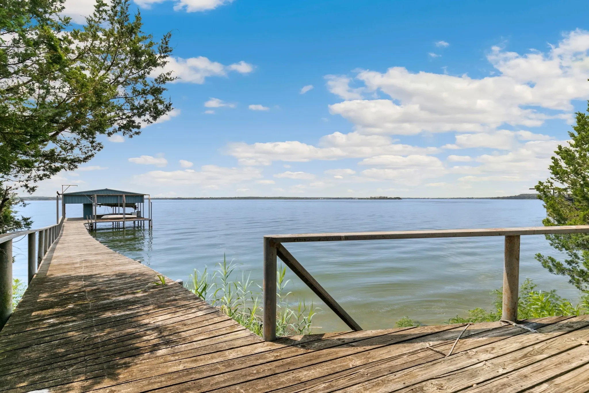 Single Family Residence For Sale in Tarrant County , 9957 Boat Club Road, Fort Worth, Texas 76179, 4 Bedroom, 6 Bathroom, 4 Garage spaces, 4,030 Sqft, built in 1996, Preowned, mls#20721950, Real Estate Agent in Fort Worth, Homes For Sale in Tarrant county, Homes For Sale in Fort Worth, Realtor in Fort Worth Texas, Real Estate Brokerage Independent Realty Texas, Luminita Cordes Realtor