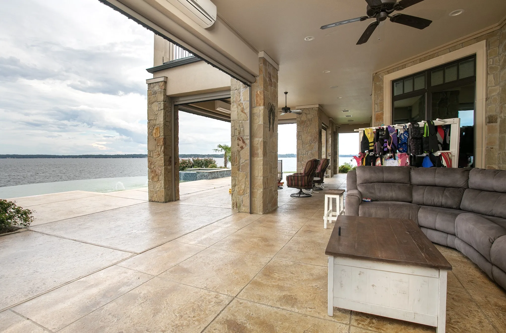 Single Family Residence For Sale in Henderson County , 21395 Jamison, Chandler, Texas 75758, 7 Bedrooms, 10 Bathrooms, 3 Garage spaces, 9,034 Sqft, built in 2016, Preowned, Price $4,200,000, mls#20723770, Real Estate Agent in Chandler, Homes For Sale in Henderson county, Homes For Sale in Chandler, Realtor in Chandler Texas, Real Estate Brokerage Independent Realty Texas, Luminita Cordes Realtor