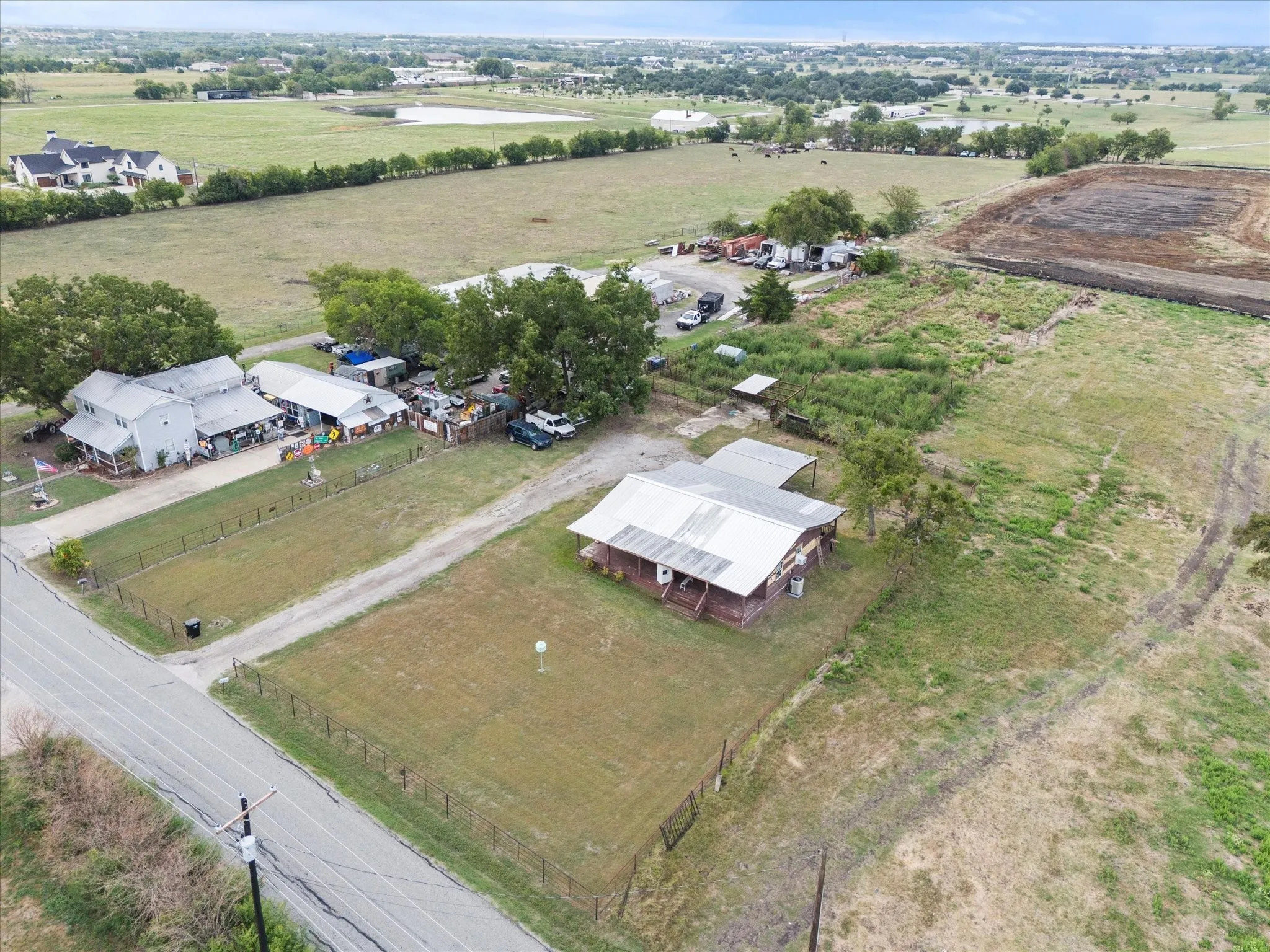 Single Family Residence For Sale in Rockwall County , 555 Cornelius Road, Rockwall, Texas 75087, 3 Bedroom, 1 Bathroom, Garage spaces, 1,750 Sqft, built in 1960, Preowned, mls#20731116, Real Estate Agent in Rockwall, Homes For Sale in Rockwall county, Homes For Sale in Rockwall, Realtor in Rockwall Texas, Real Estate Brokerage Independent Realty Texas, Luminita Cordes Realtor