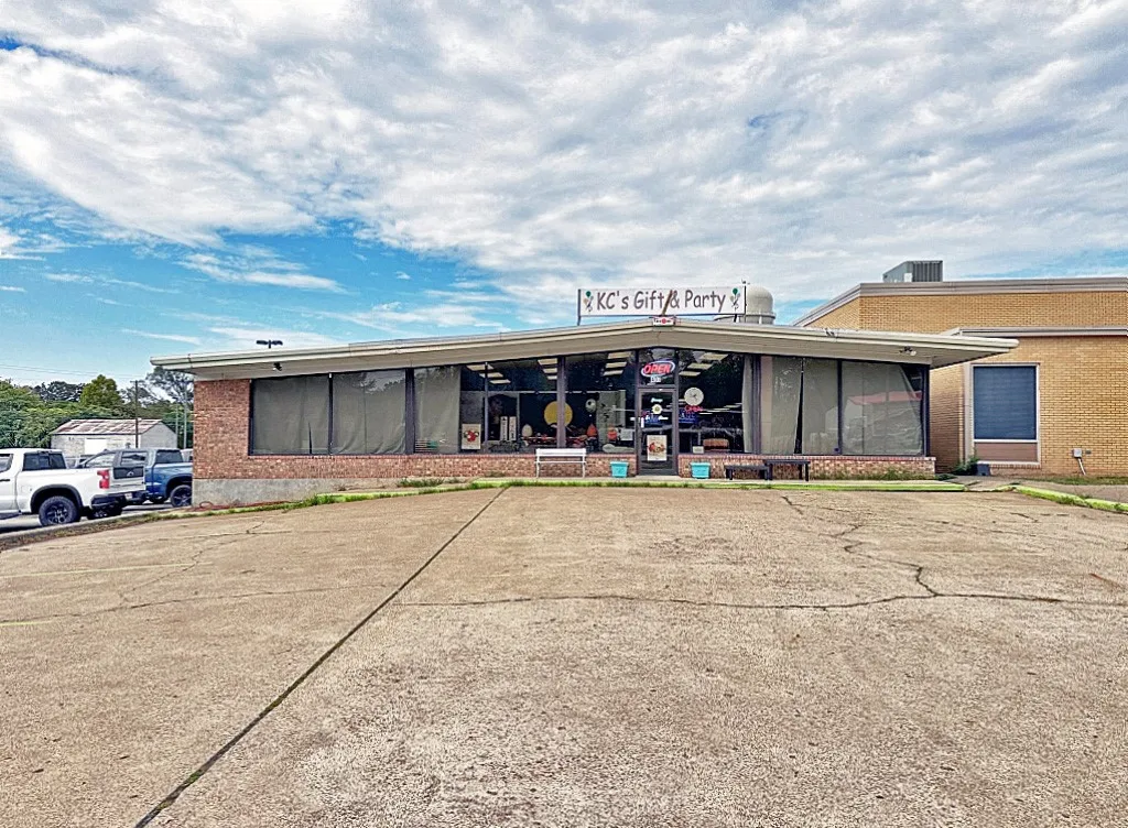 Retail For Sale in Henderson County , 407 E Tyler Street, Athens, Texas 75751, 0, 0, Garage spaces, 0 Sqft, built in 1977, Preowned, mls#20738514, Real Estate Agent in Athens, Homes For Sale in Henderson county, Homes For Sale in Athens, Realtor in Athens Texas, Real Estate Brokerage Independent Realty Texas, Luminita Cordes Realtor