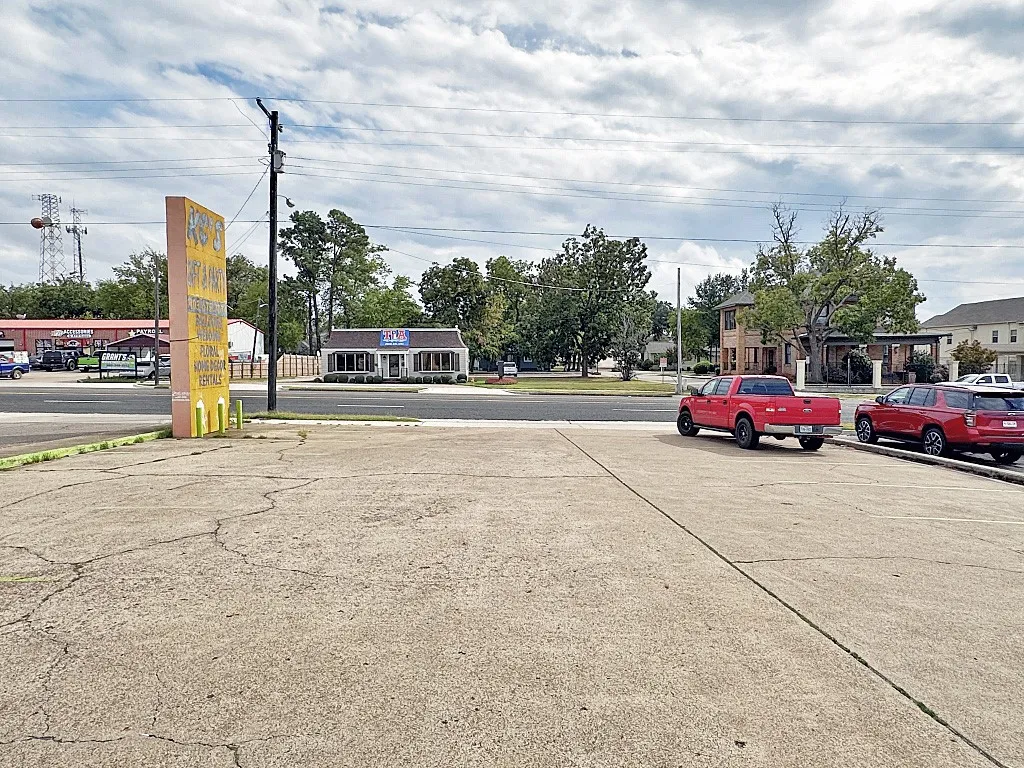 Retail For Sale in Henderson County , 407 E Tyler Street, Athens, Texas 75751, 0, 0, Garage spaces, 0 Sqft, built in 1977, Preowned, mls#20738514, Real Estate Agent in Athens, Homes For Sale in Henderson county, Homes For Sale in Athens, Realtor in Athens Texas, Real Estate Brokerage Independent Realty Texas, Luminita Cordes Realtor