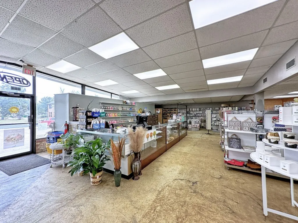 Retail For Sale in Henderson County , 407 E Tyler Street, Athens, Texas 75751, 0, 0, Garage spaces, 0 Sqft, built in 1977, Preowned, mls#20738514, Real Estate Agent in Athens, Homes For Sale in Henderson county, Homes For Sale in Athens, Realtor in Athens Texas, Real Estate Brokerage Independent Realty Texas, Luminita Cordes Realtor