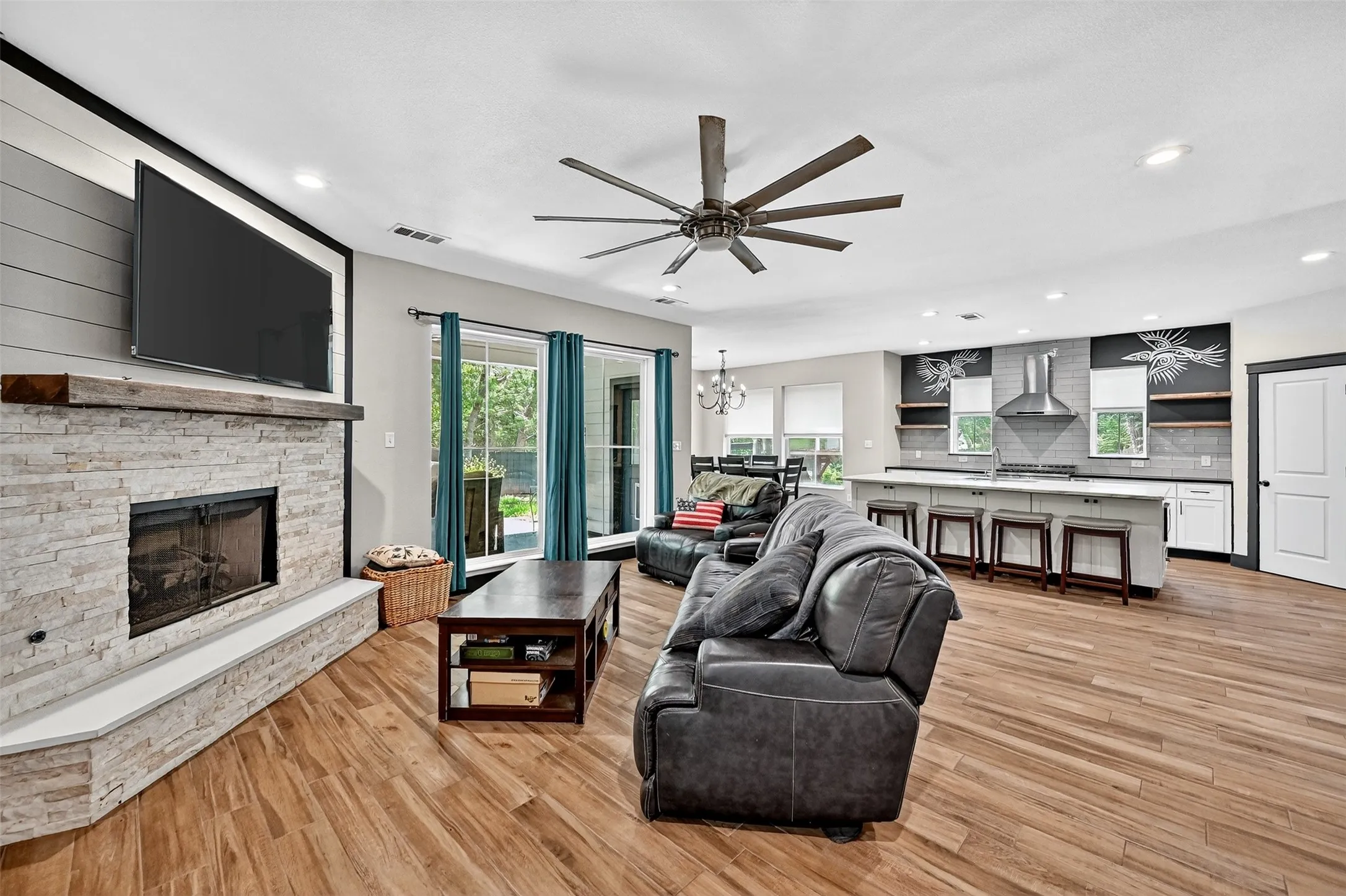 Single Family Residence For Sale in Grayson County , 610 Deleon Street, Denison, Texas 75020, 4 Bedroom, 3 Bathroom, 2 Garage spaces, 2,687 Sqft, built in 2019, Preowned, mls#20745072, Real Estate Agent in Denison, Homes For Sale in Grayson county, Homes For Sale in Denison, Realtor in Denison Texas, Real Estate Brokerage Independent Realty Texas, Luminita Cordes Realtor