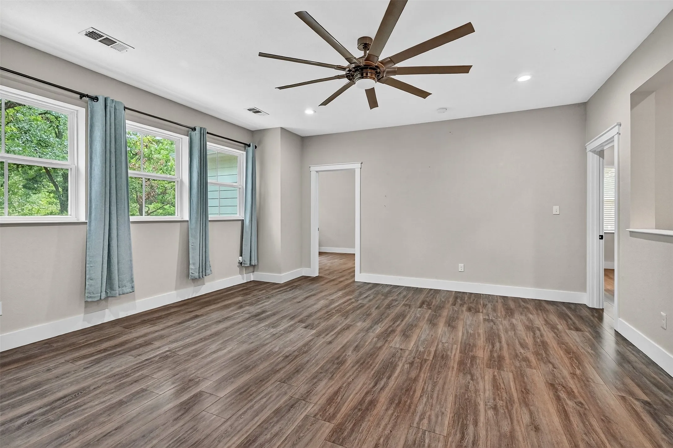 Single Family Residence For Sale in Grayson County , 610 Deleon Street, Denison, Texas 75020, 4 Bedroom, 3 Bathroom, 2 Garage spaces, 2,687 Sqft, built in 2019, Preowned, mls#20745072, Real Estate Agent in Denison, Homes For Sale in Grayson county, Homes For Sale in Denison, Realtor in Denison Texas, Real Estate Brokerage Independent Realty Texas, Luminita Cordes Realtor