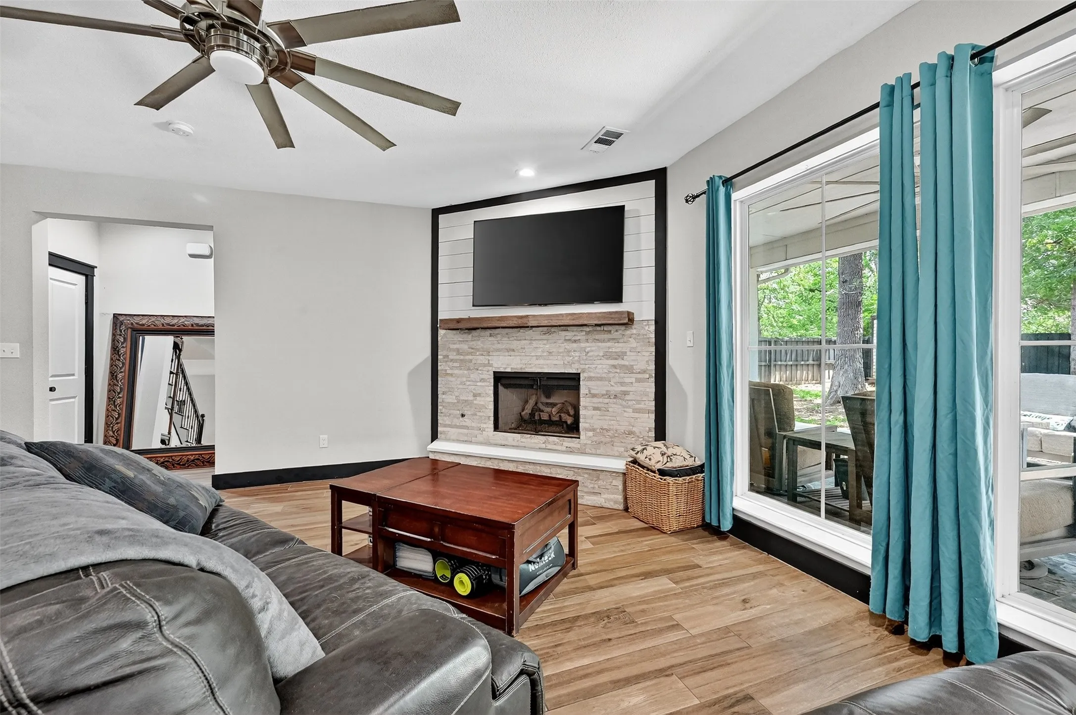 Single Family Residence For Sale in Grayson County , 610 Deleon Street, Denison, Texas 75020, 4 Bedroom, 3 Bathroom, 2 Garage spaces, 2,687 Sqft, built in 2019, Preowned, mls#20745072, Real Estate Agent in Denison, Homes For Sale in Grayson county, Homes For Sale in Denison, Realtor in Denison Texas, Real Estate Brokerage Independent Realty Texas, Luminita Cordes Realtor