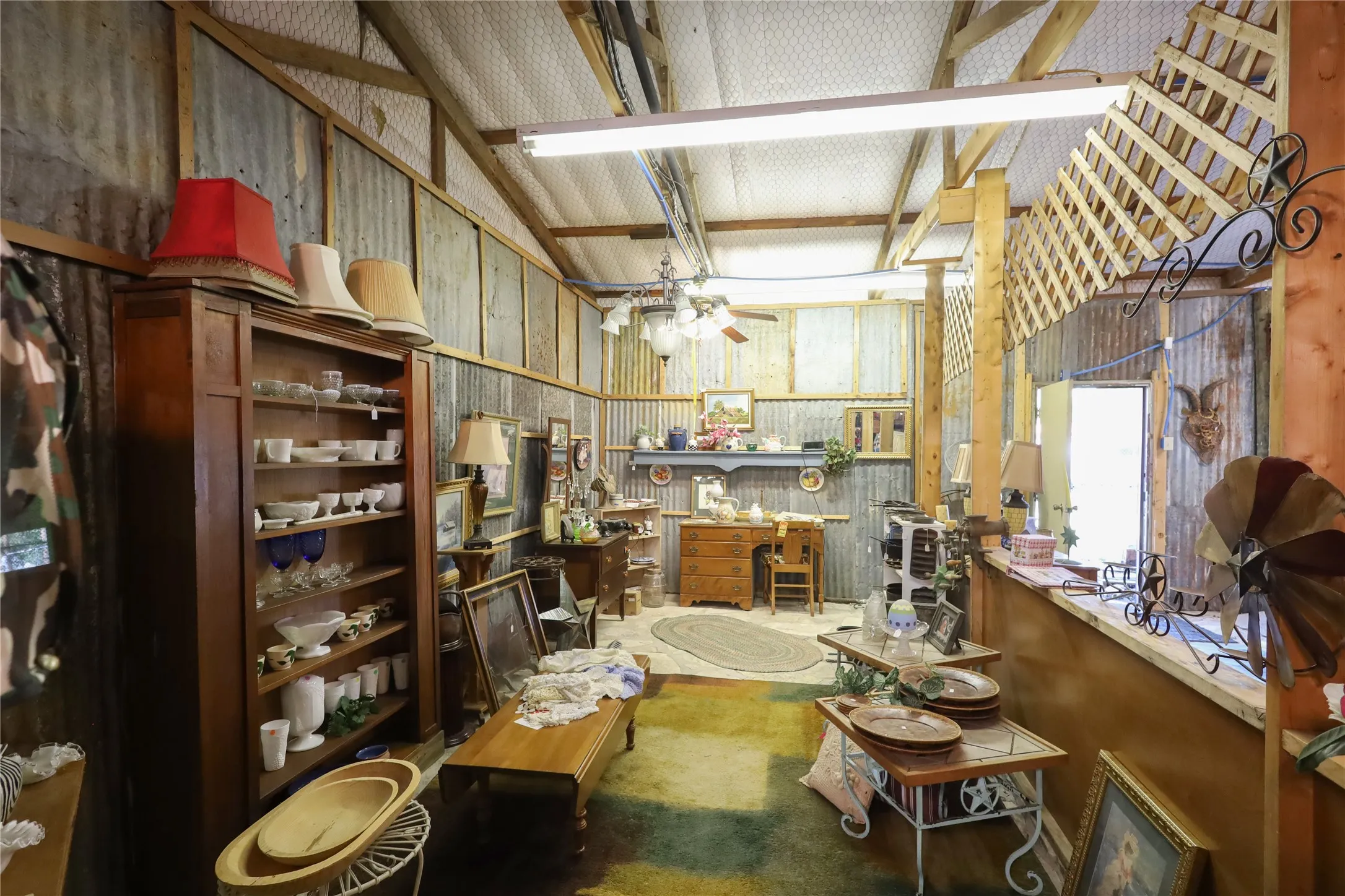 Misc room with high vaulted ceiling, a workshop area, and ceiling fan
