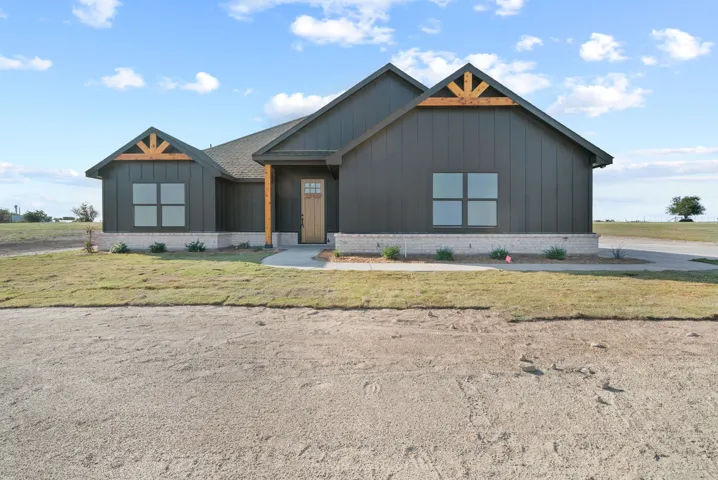 View of front facade featuring a front lawn