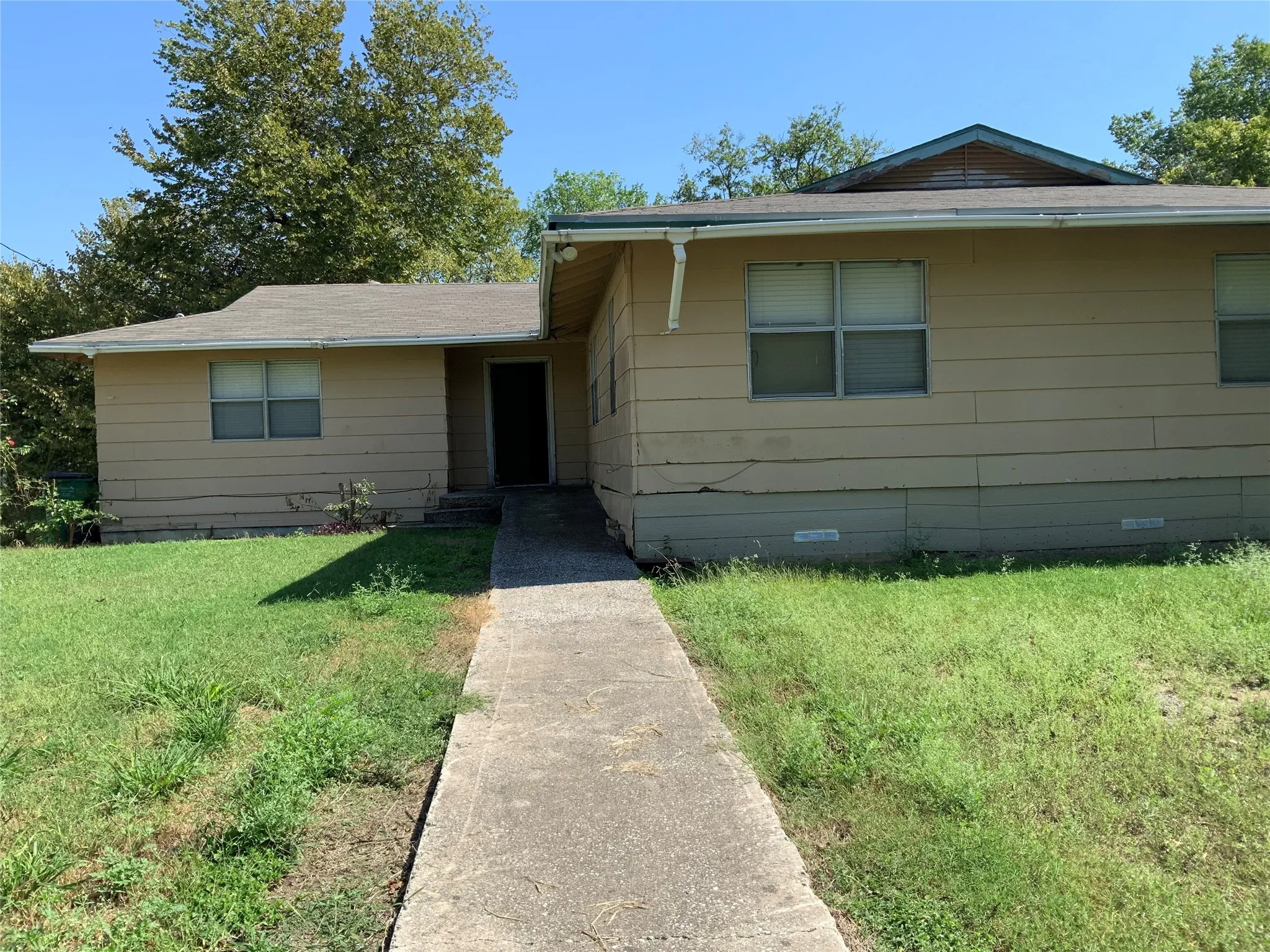 Single Family Residence For Sale in Cooke County , 400 N Weaver Street, Gainesville, Texas 76240, 2 Bedroom, 1 Bathroom, Garage spaces, 1,881 Sqft, built in 1986, mls#20761032, Real Estate Agent in Gainesville, Homes For Sale in Cooke county, Homes For Sale in Gainesville, Realtor in Gainesville Texas, Real Estate Brokerage Independent Realty Texas, Luminita Cordes Realtor