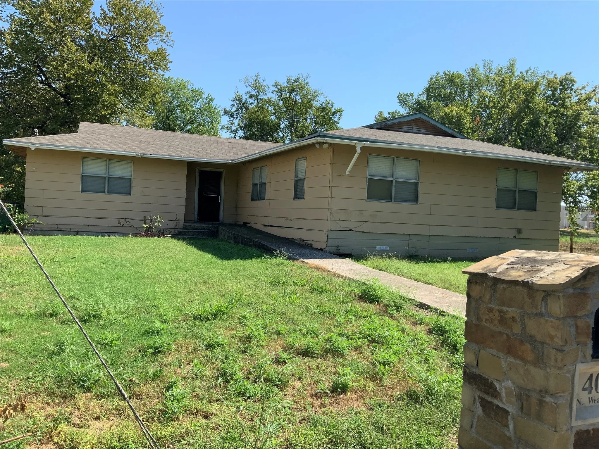 Single Family Residence For Sale in Cooke County , 400 N Weaver Street, Gainesville, Texas 76240, 2 Bedroom, 1 Bathroom, Garage spaces, 1,881 Sqft, built in 1986, mls#20761032, Real Estate Agent in Gainesville, Homes For Sale in Cooke county, Homes For Sale in Gainesville, Realtor in Gainesville Texas, Real Estate Brokerage Independent Realty Texas, Luminita Cordes Realtor