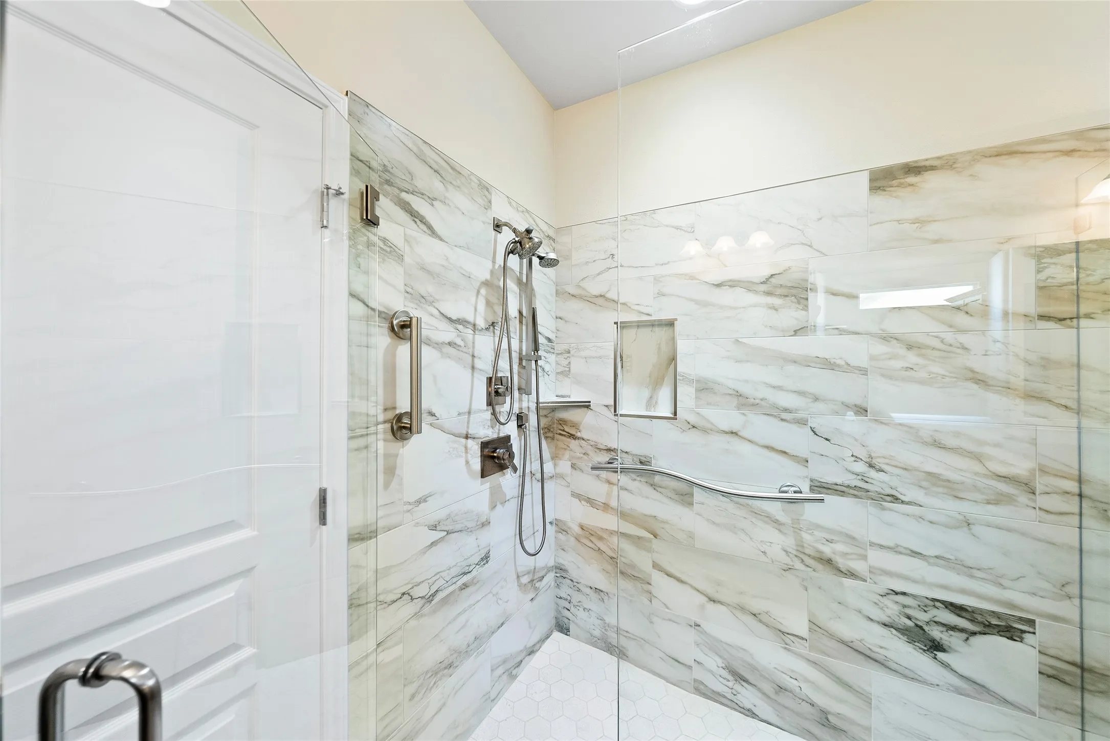Single Family Residence For Sale in Williamson County , 331 Old Blue Mountain Lane, Georgetown, Texas 78633, 4 Bedrooms, 4 Bathrooms, 3 Garage spaces, 3,237 Sqft, built in 2015, Price $700,000, mls#20765749, Real Estate Agent in Georgetown, Homes For Sale in Williamson county, Homes For Sale in Georgetown, Realtor in Georgetown Texas, Real Estate Brokerage Independent Realty Texas, Luminita Cordes Realtor