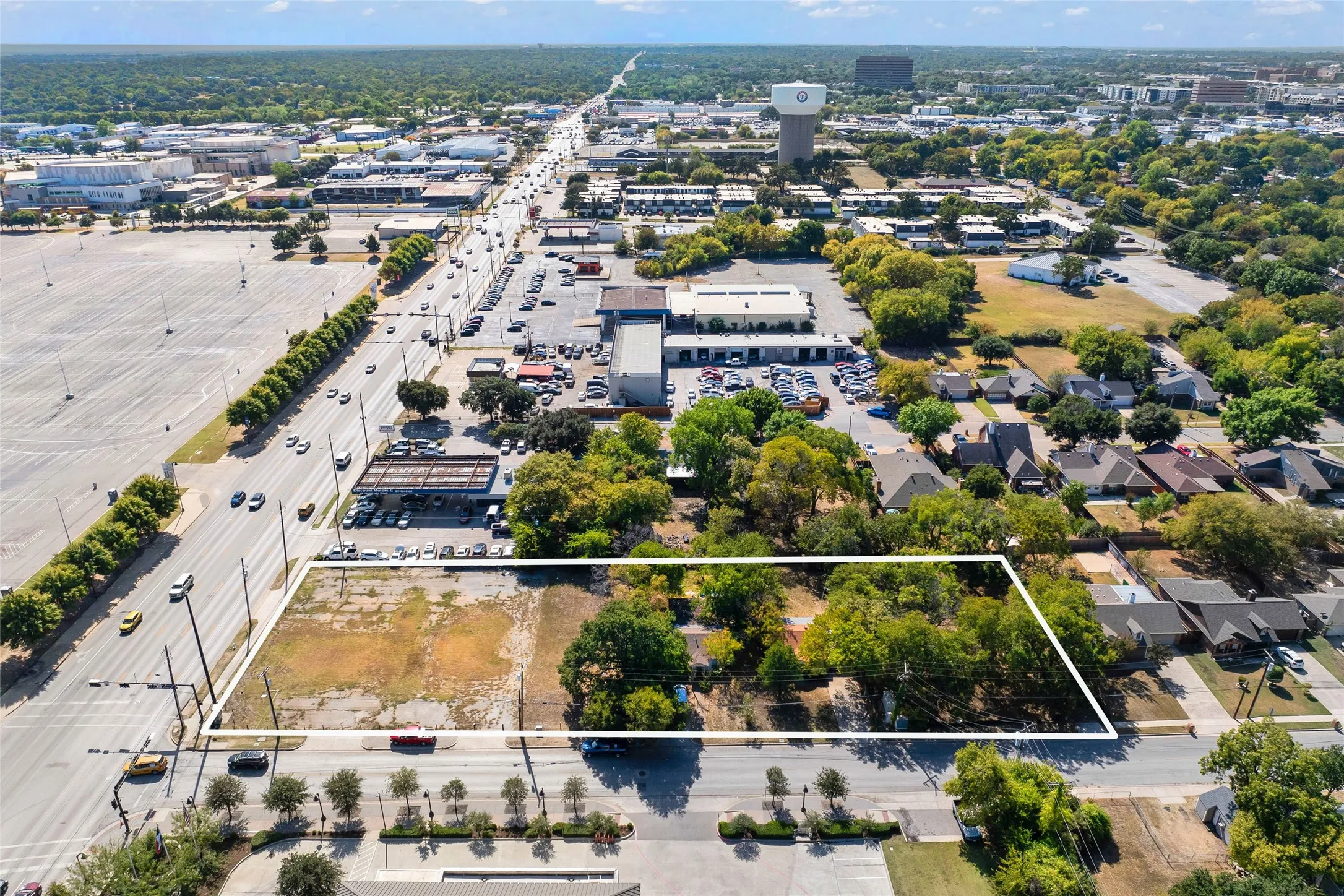 Single Family Residence For Sale in Tarrant County , 706 E Rogers Street, Arlington, Texas 76011, 3 Bedrooms, 1 Bathroom, Garage spaces, 768 Sqft, built in 1947, Price $350,000, mls#20768256, Real Estate Agent in Arlington, Homes For Sale in Tarrant county, Homes For Sale in Arlington, Realtor in Arlington Texas, Real Estate Brokerage Independent Realty Texas, Luminita Cordes Realtor