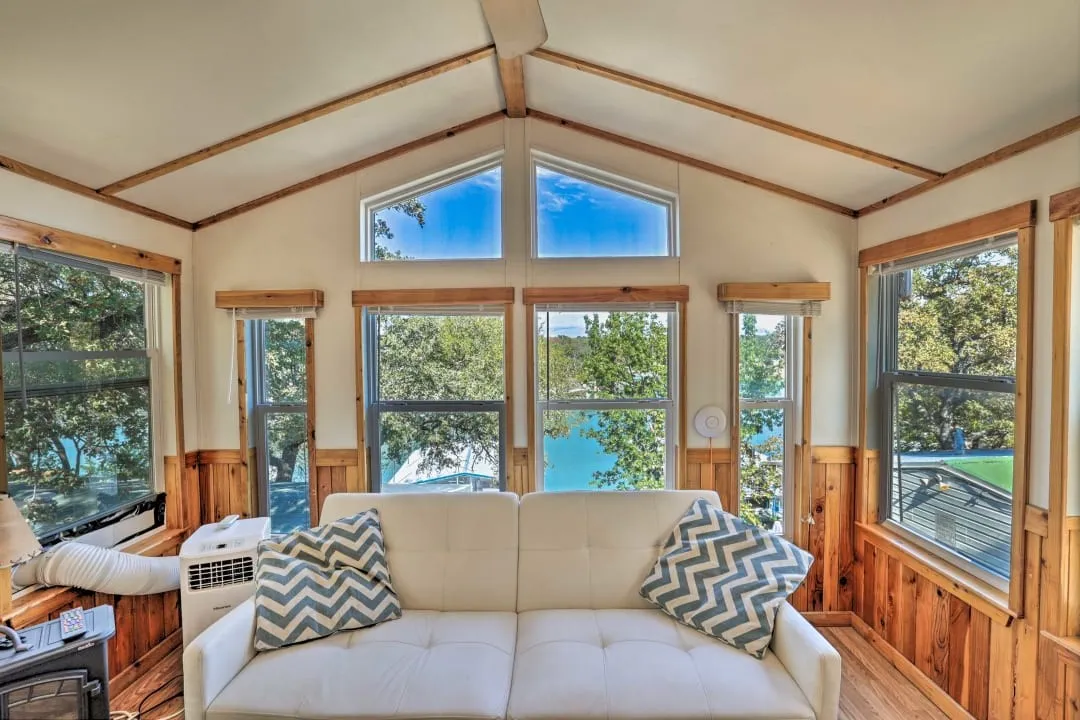 Sunroom with lofted ceiling with beams