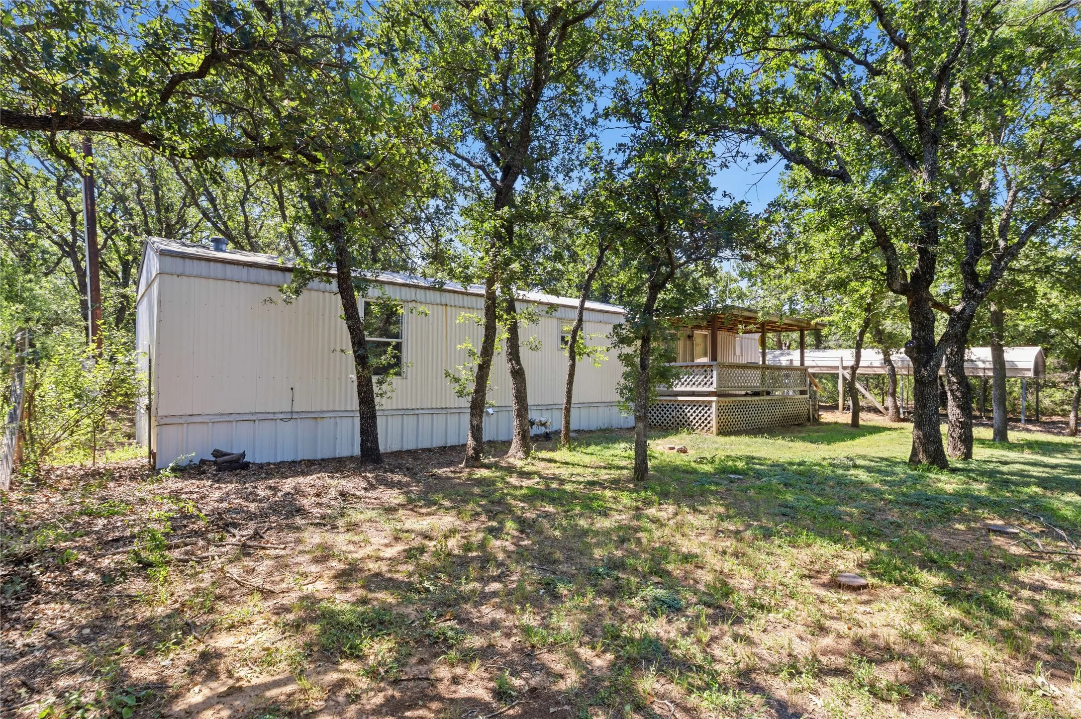 Mobile Home For Sale in Brown County , 7000 N FM 585, Bangs, Texas 76823, 2 Bedroom, 2 Bathroom, Garage spaces, 880 Sqft, built in 1996, Preowned, mls#20768360, Real Estate Agent in Bangs, Homes For Sale in Brown county, Homes For Sale in Bangs, Realtor in Bangs Texas, Real Estate Brokerage Independent Realty Texas, Luminita Cordes Realtor