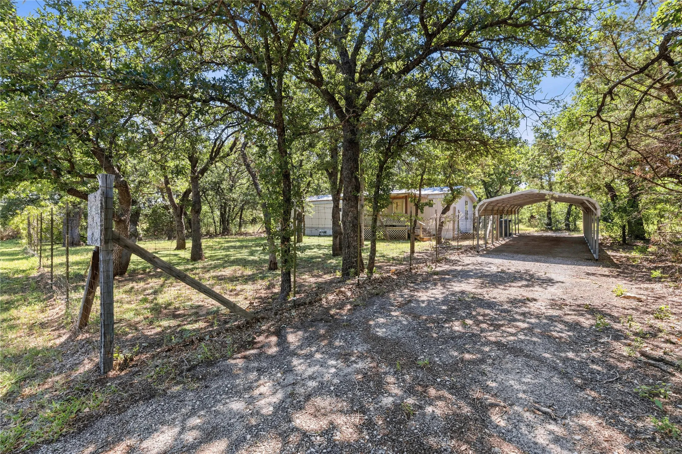 Mobile Home For Sale in Brown County , 7000 N FM 585, Bangs, Texas 76823, 2 Bedroom, 2 Bathroom, Garage spaces, 880 Sqft, built in 1996, Preowned, mls#20768360, Real Estate Agent in Bangs, Homes For Sale in Brown county, Homes For Sale in Bangs, Realtor in Bangs Texas, Real Estate Brokerage Independent Realty Texas, Luminita Cordes Realtor