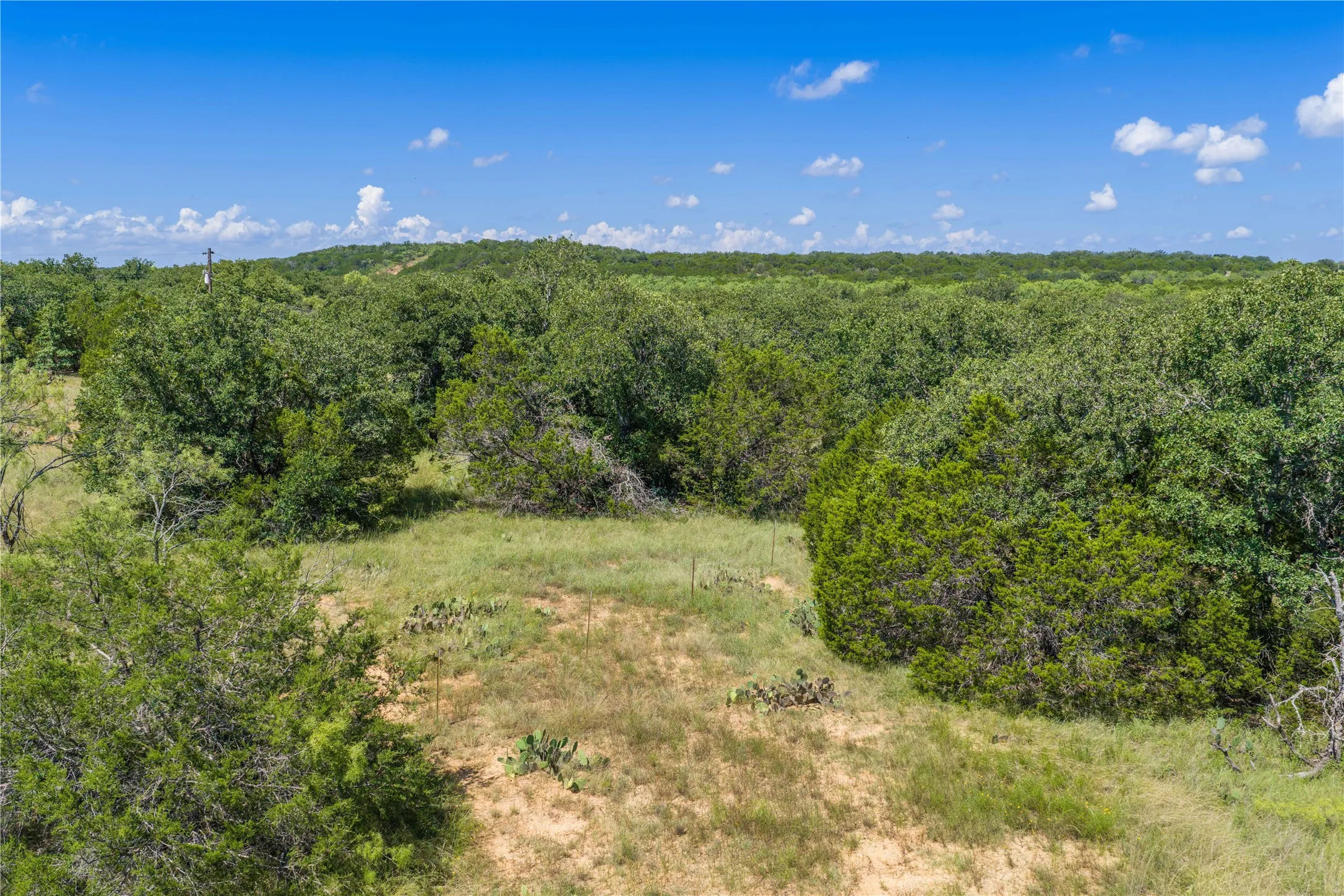 Mobile Home For Sale in Brown County , 7000 N FM 585, Bangs, Texas 76823, 2 Bedroom, 2 Bathroom, Garage spaces, 880 Sqft, built in 1996, Preowned, mls#20768360, Real Estate Agent in Bangs, Homes For Sale in Brown county, Homes For Sale in Bangs, Realtor in Bangs Texas, Real Estate Brokerage Independent Realty Texas, Luminita Cordes Realtor
