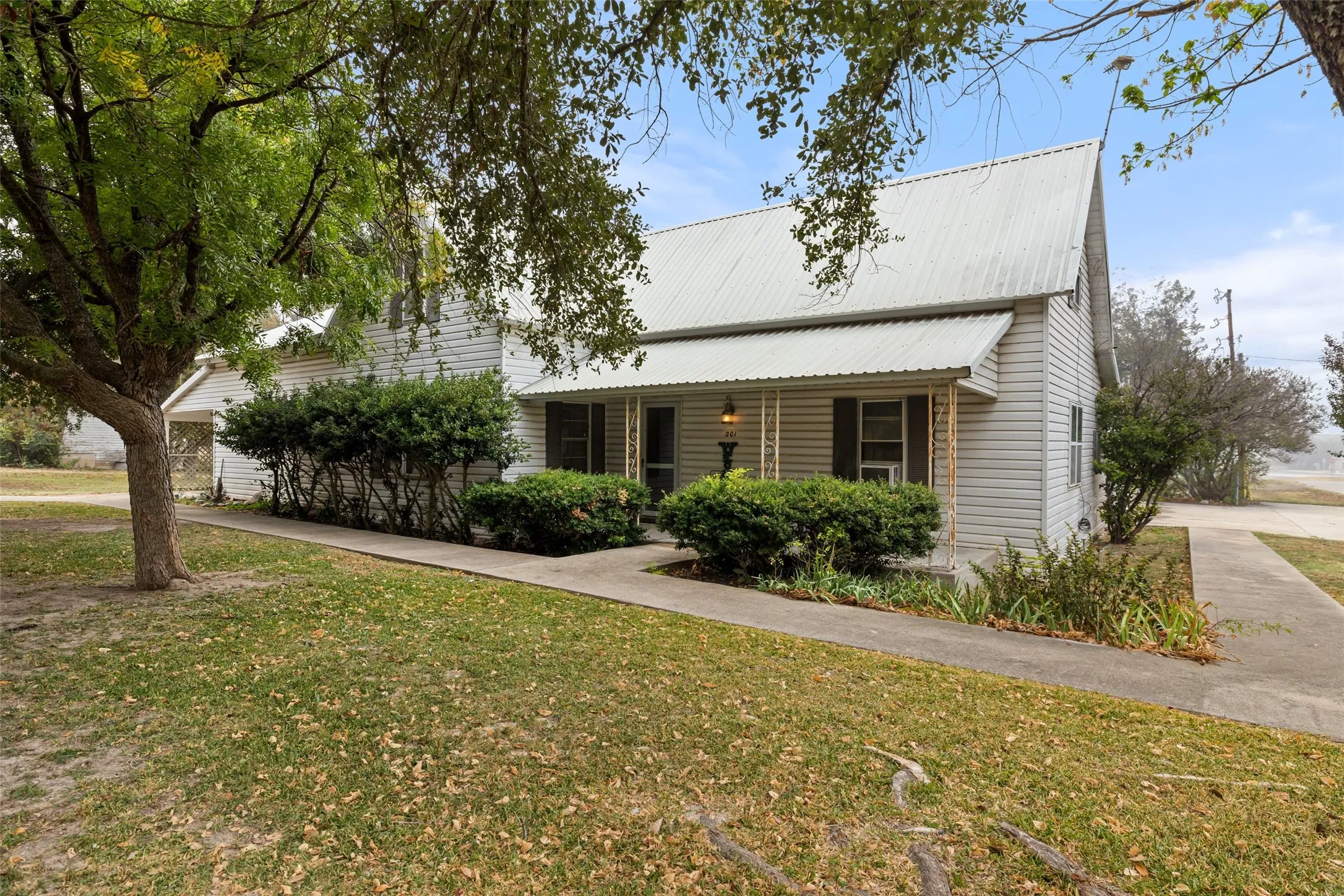 Single Family Residence For Sale in Bosque County , 201 N 1st Street, Cranfills Gap, Texas 76637, 4 Bedroom, 3 Bathroom, 2 Garage spaces, 2,096 Sqft, built in 1935, mls#20768610, Real Estate Agent in Cranfills Gap, Homes For Sale in Bosque county, Homes For Sale in Cranfills Gap, Realtor in Cranfills Gap Texas, Real Estate Brokerage Independent Realty Texas, Luminita Cordes Realtor