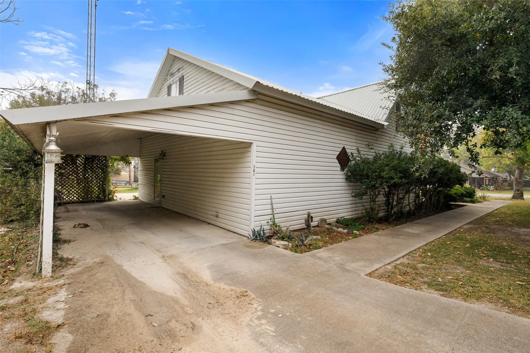 Single Family Residence For Sale in Bosque County , 201 N 1st Street, Cranfills Gap, Texas 76637, 4 Bedroom, 3 Bathroom, 2 Garage spaces, 2,096 Sqft, built in 1935, mls#20768610, Real Estate Agent in Cranfills Gap, Homes For Sale in Bosque county, Homes For Sale in Cranfills Gap, Realtor in Cranfills Gap Texas, Real Estate Brokerage Independent Realty Texas, Luminita Cordes Realtor