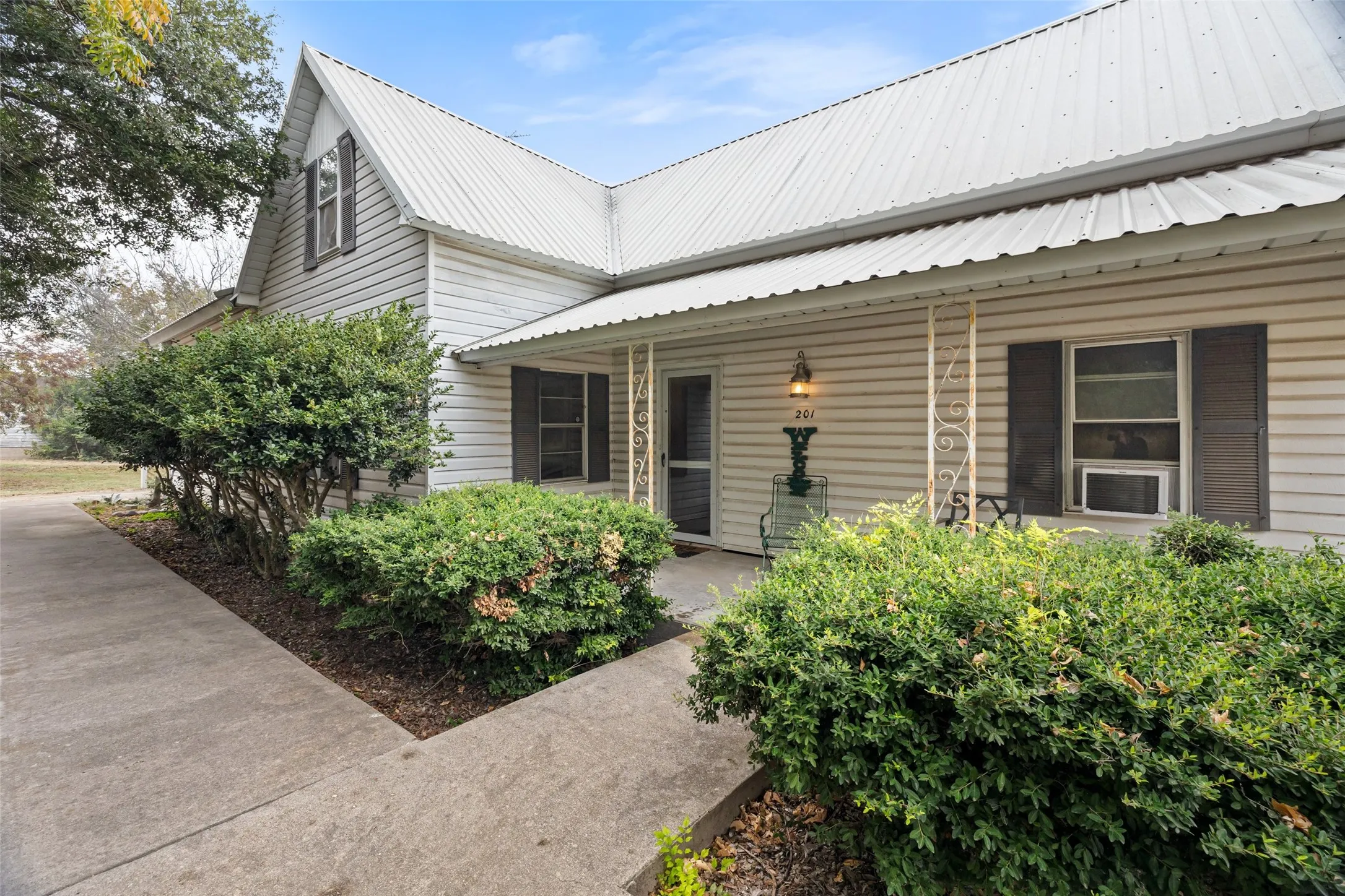 Single Family Residence For Sale in Bosque County , 201 N 1st Street, Cranfills Gap, Texas 76637, 4 Bedroom, 3 Bathroom, 2 Garage spaces, 2,096 Sqft, built in 1935, mls#20768610, Real Estate Agent in Cranfills Gap, Homes For Sale in Bosque county, Homes For Sale in Cranfills Gap, Realtor in Cranfills Gap Texas, Real Estate Brokerage Independent Realty Texas, Luminita Cordes Realtor