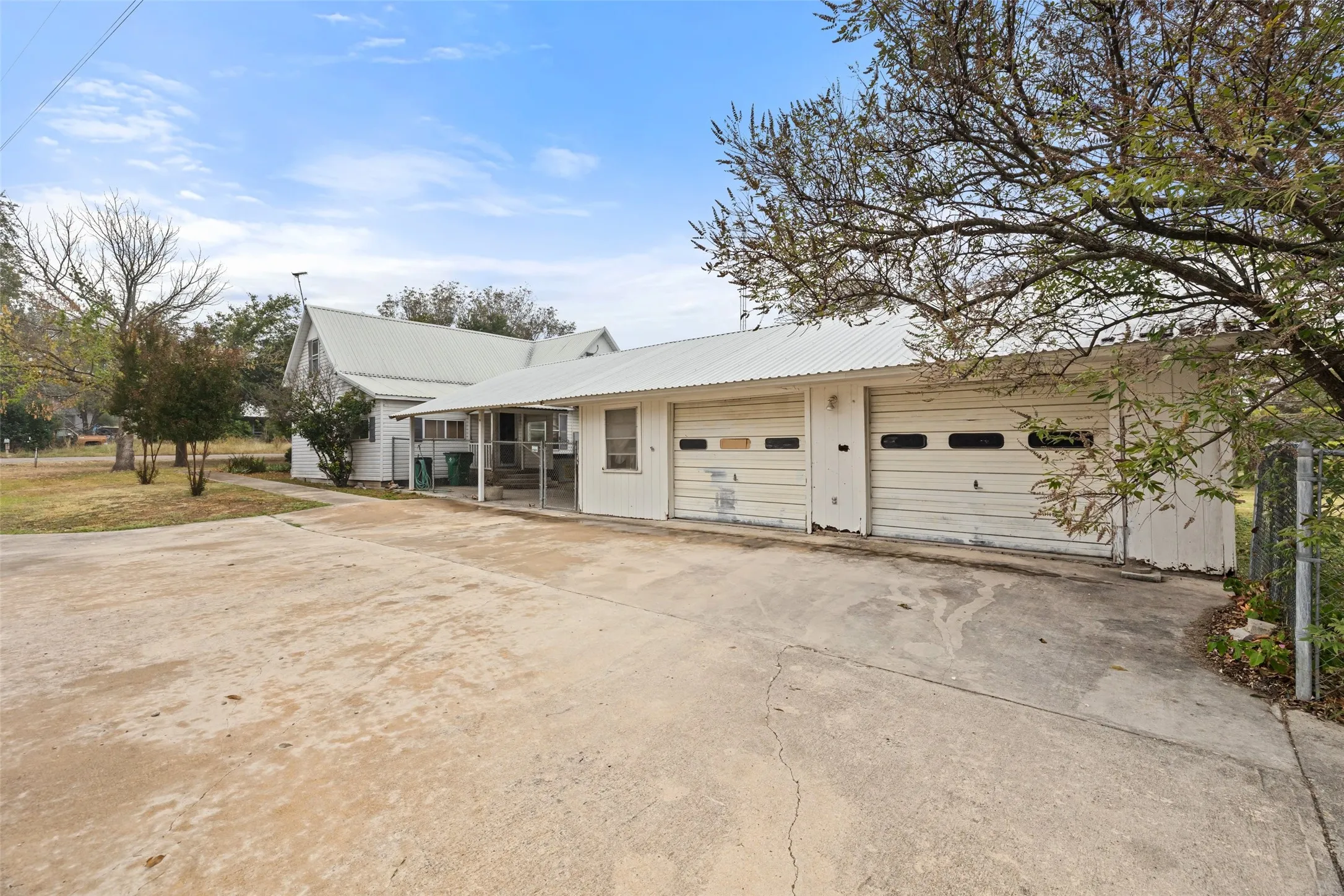 Single Family Residence For Sale in Bosque County , 201 N 1st Street, Cranfills Gap, Texas 76637, 4 Bedroom, 3 Bathroom, 2 Garage spaces, 2,096 Sqft, built in 1935, mls#20768610, Real Estate Agent in Cranfills Gap, Homes For Sale in Bosque county, Homes For Sale in Cranfills Gap, Realtor in Cranfills Gap Texas, Real Estate Brokerage Independent Realty Texas, Luminita Cordes Realtor