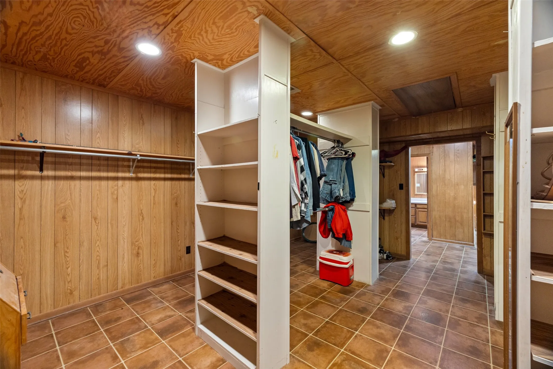 Single Family Residence For Sale in Bosque County , 201 N 1st Street, Cranfills Gap, Texas 76637, 4 Bedroom, 3 Bathroom, 2 Garage spaces, 2,096 Sqft, built in 1935, mls#20768610, Real Estate Agent in Cranfills Gap, Homes For Sale in Bosque county, Homes For Sale in Cranfills Gap, Realtor in Cranfills Gap Texas, Real Estate Brokerage Independent Realty Texas, Luminita Cordes Realtor