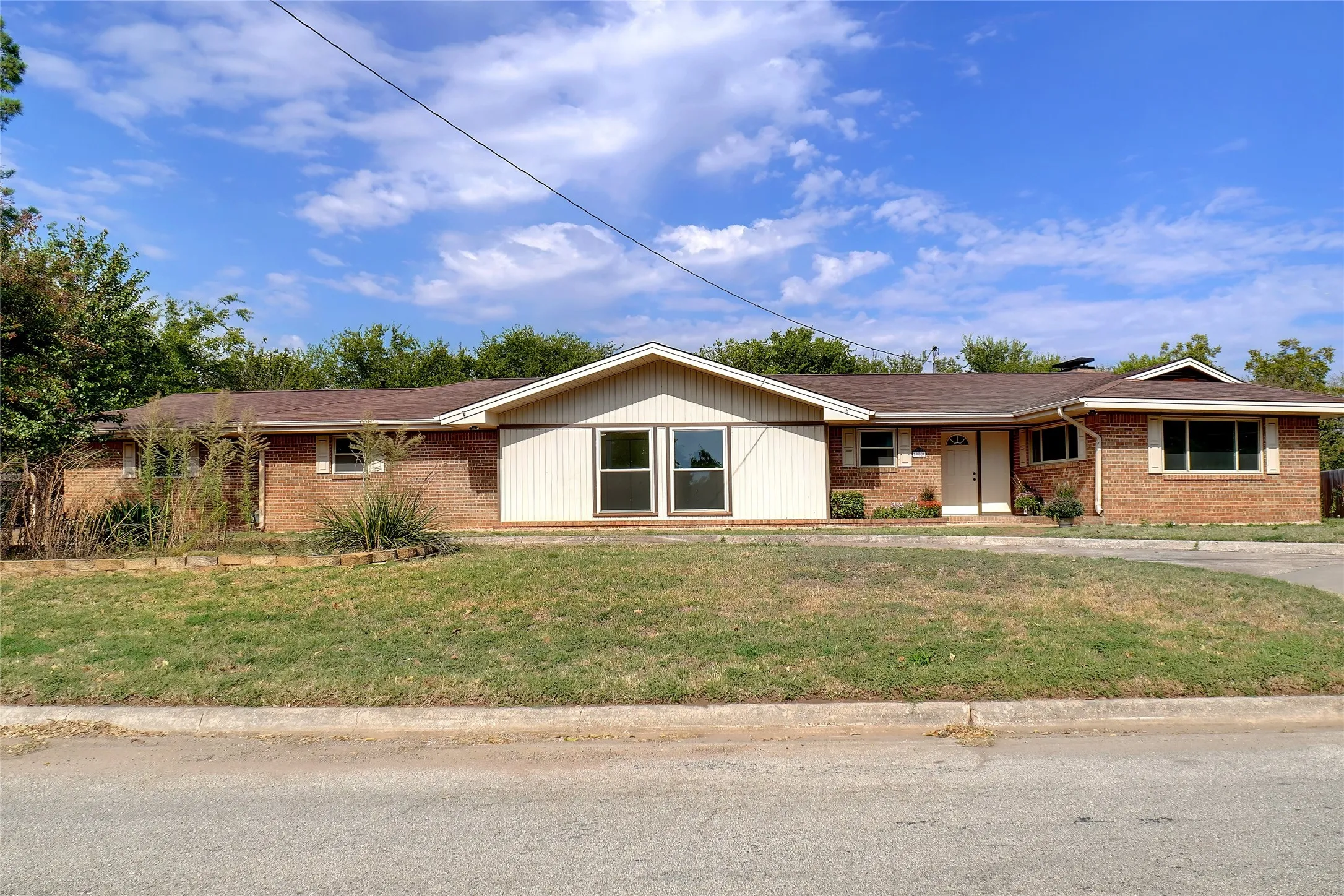 Single Family Residence For Sale in Montague County , 900 Roberts Street, Bowie, Texas 76230, 3 Bedroom, 2 Bathroom, 1 Garage spaces, 2,318 Sqft, built in 1978, Preowned, mls#20771878, Real Estate Agent in Bowie, Homes For Sale in Montague county, Homes For Sale in Bowie, Realtor in Bowie Texas, Real Estate Brokerage Independent Realty Texas, Luminita Cordes Realtor