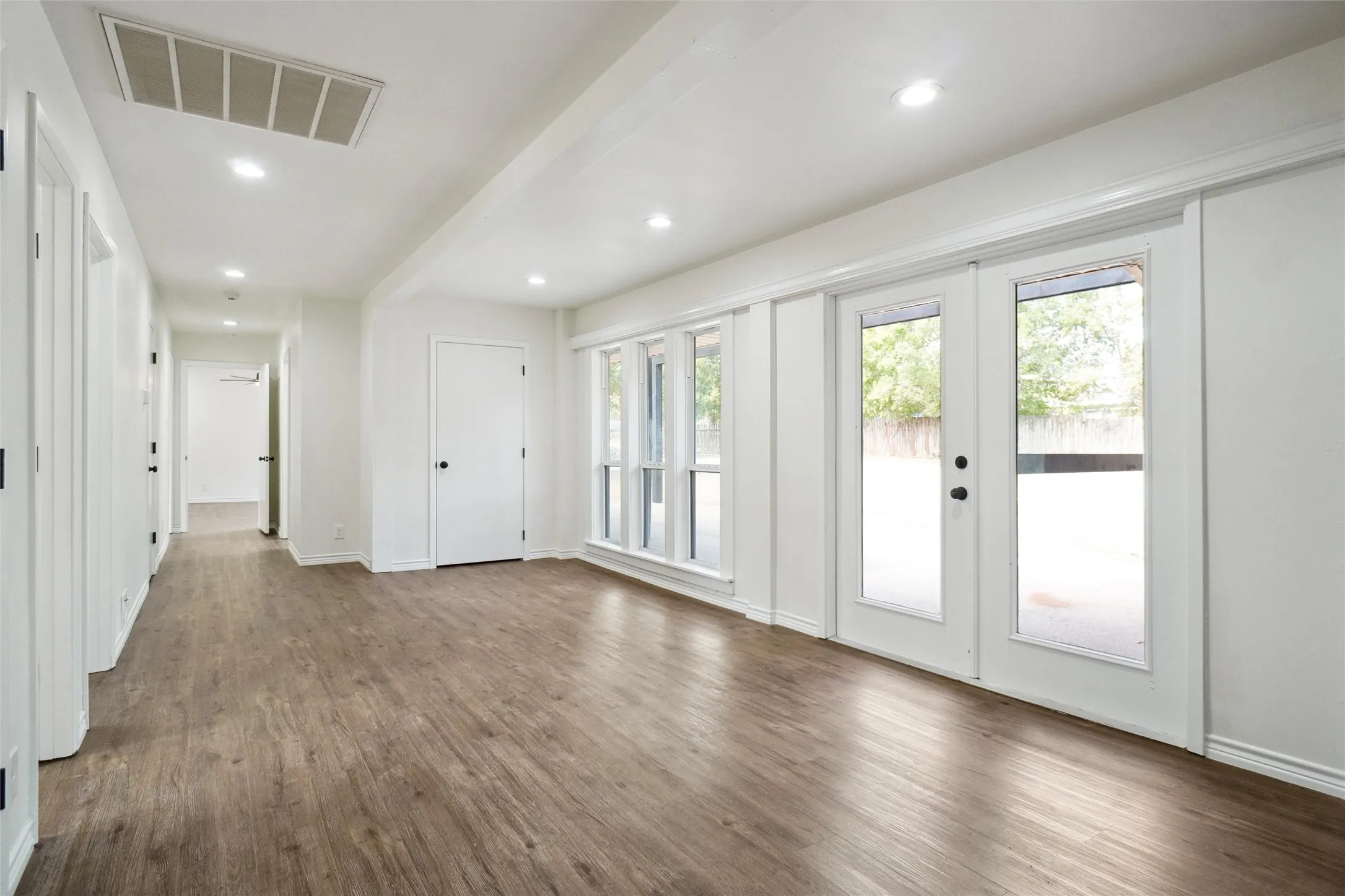 Single Family Residence For Sale in Montague County , 900 Roberts Street, Bowie, Texas 76230, 3 Bedroom, 2 Bathroom, 1 Garage spaces, 2,318 Sqft, built in 1978, Preowned, mls#20771878, Real Estate Agent in Bowie, Homes For Sale in Montague county, Homes For Sale in Bowie, Realtor in Bowie Texas, Real Estate Brokerage Independent Realty Texas, Luminita Cordes Realtor