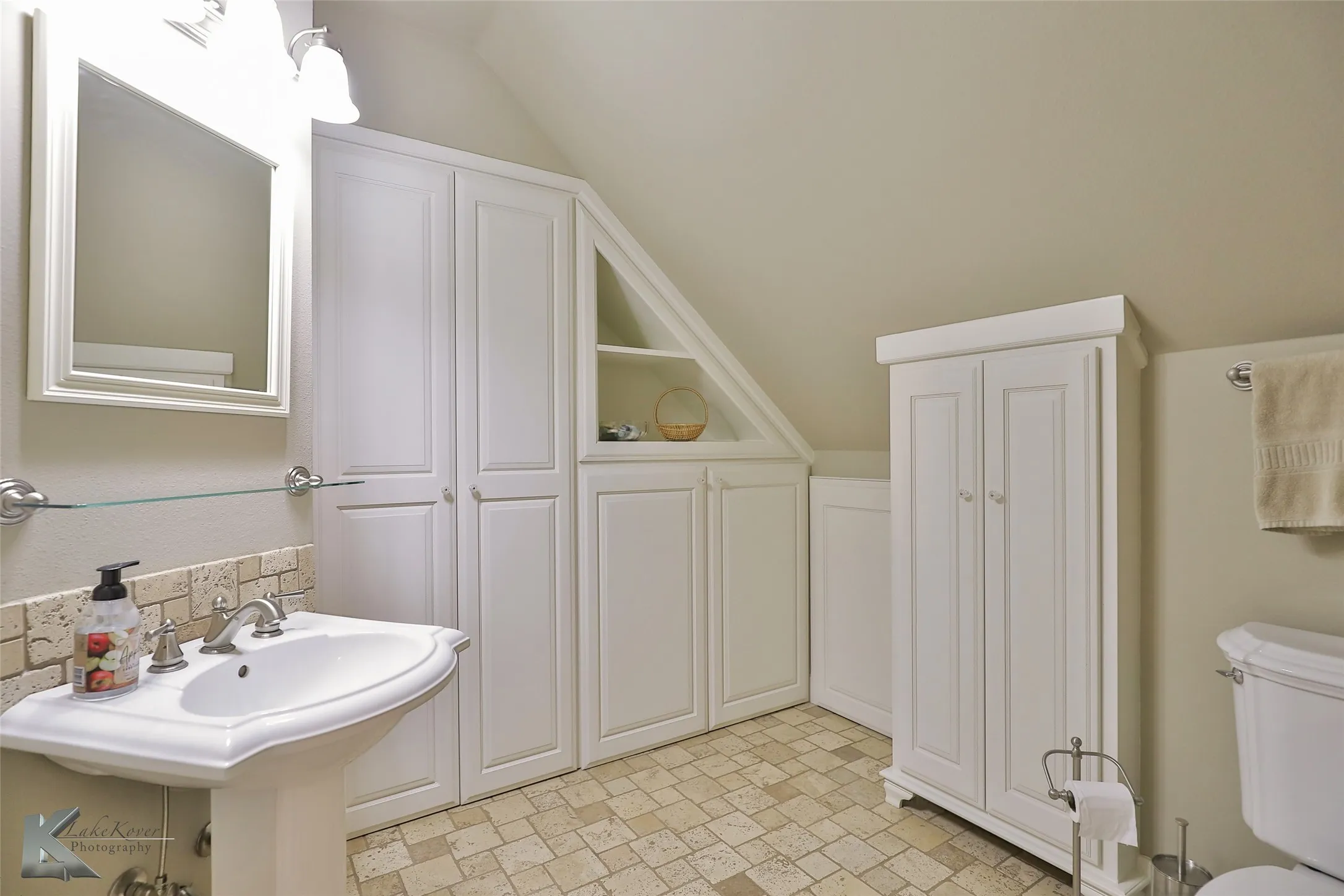 Single Family Residence For Sale in Taylor County , 11033 Fm 1235, Buffalo Gap, Texas 79508, 3 Bedrooms, 4 Bathrooms, 3 Garage spaces, 4,024 Sqft, built in 1984, Price $895,000, mls#20772447, Real Estate Agent in Buffalo Gap, Homes For Sale in Taylor county, Homes For Sale in Buffalo Gap, Realtor in Buffalo Gap Texas, Real Estate Brokerage Independent Realty Texas, Luminita Cordes Realtor