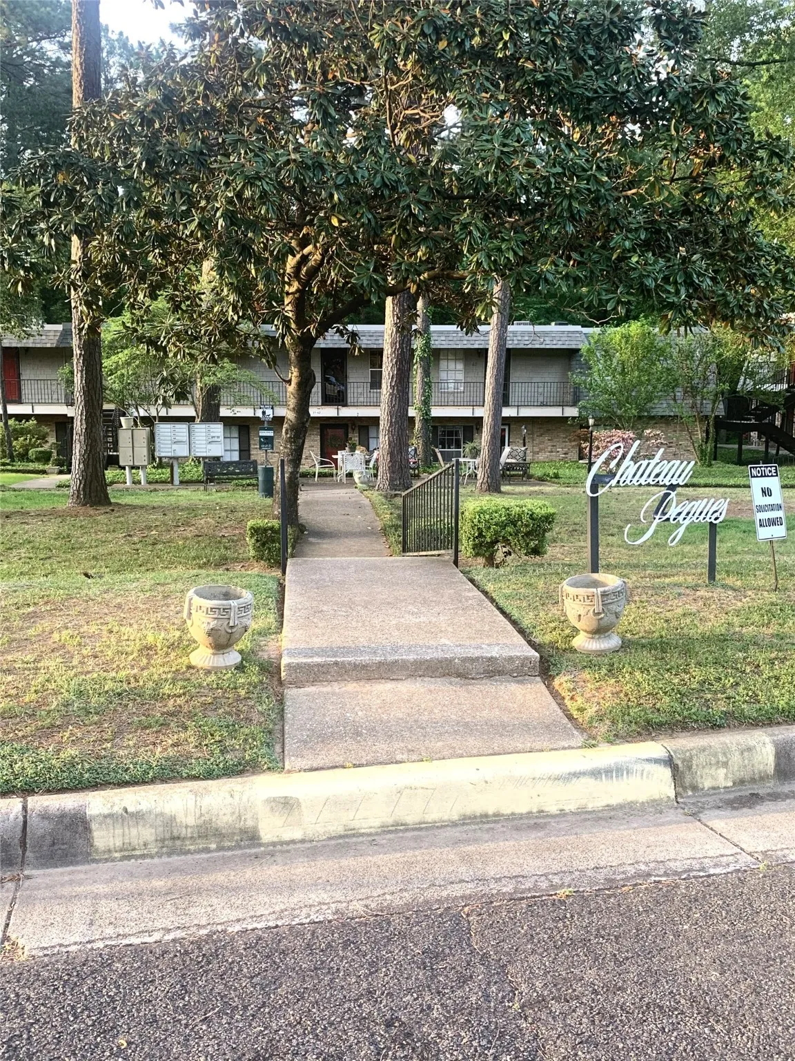 Condominium For Sale in Gregg County , 1600 N 7th Street 6, Longview, Texas 75601, 1 Bedroom, 1 Bathroom, Garage spaces, 700 Sqft, built in 1970, Price $76,000, mls#20774835, Real Estate Agent in Longview, Homes For Sale in Gregg county, Homes For Sale in Longview, Realtor in Longview Texas, Real Estate Brokerage Independent Realty Texas, Luminita Cordes Realtor