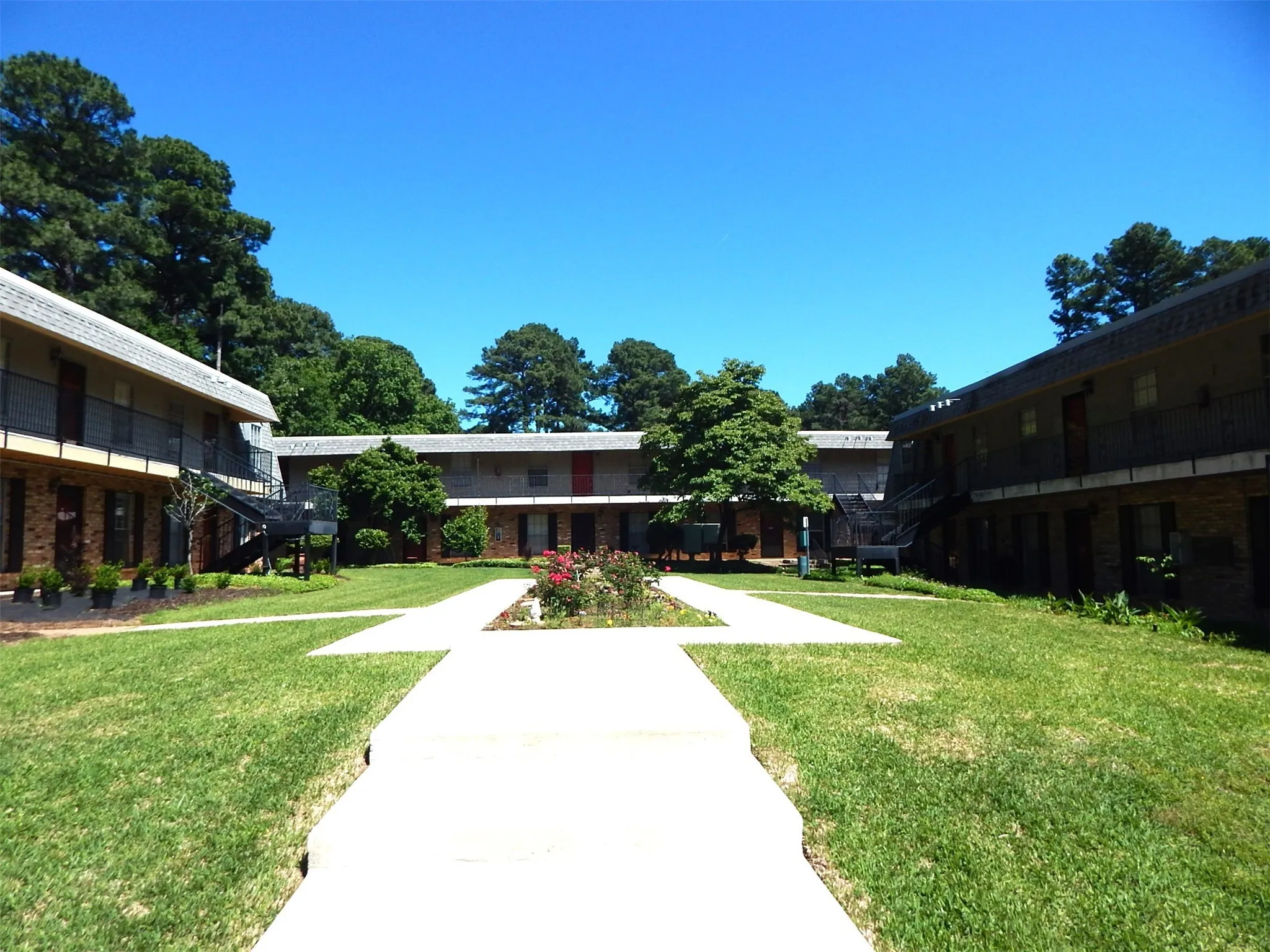Condominium For Sale in Gregg County , 1600 N 7th Street 6, Longview, Texas 75601, 1 Bedroom, 1 Bathroom, Garage spaces, 700 Sqft, built in 1970, Price $76,000, mls#20774835, Real Estate Agent in Longview, Homes For Sale in Gregg county, Homes For Sale in Longview, Realtor in Longview Texas, Real Estate Brokerage Independent Realty Texas, Luminita Cordes Realtor