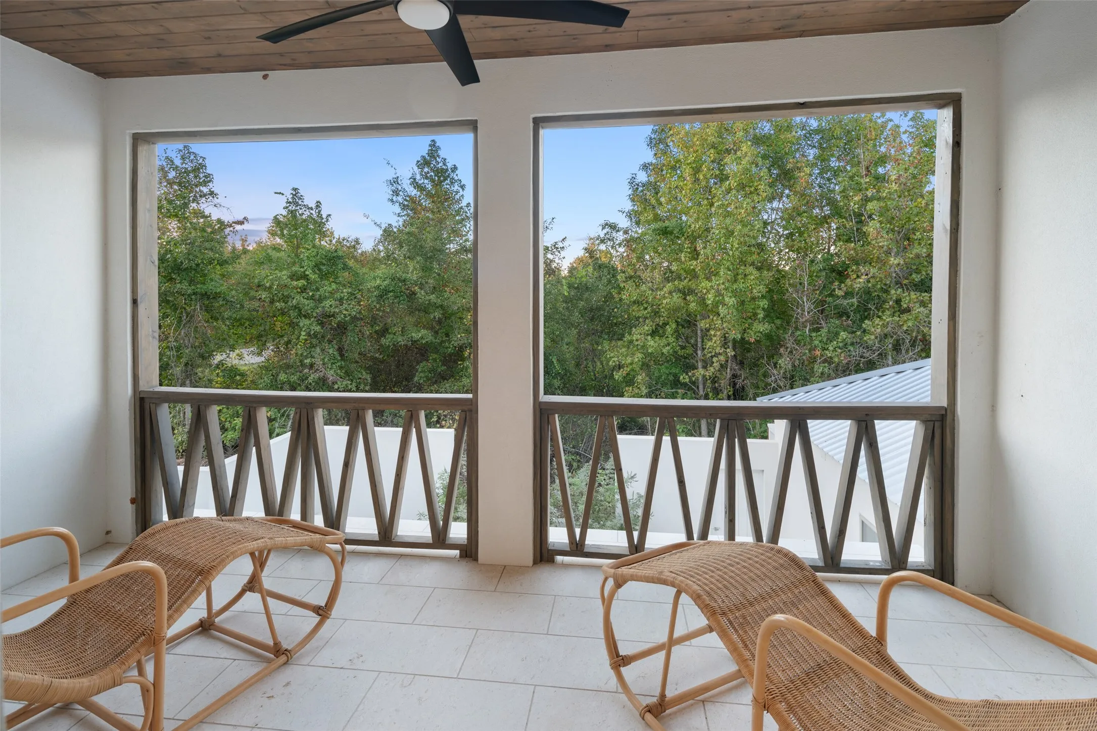 Sunroom with wooden ceiling and ceiling fan