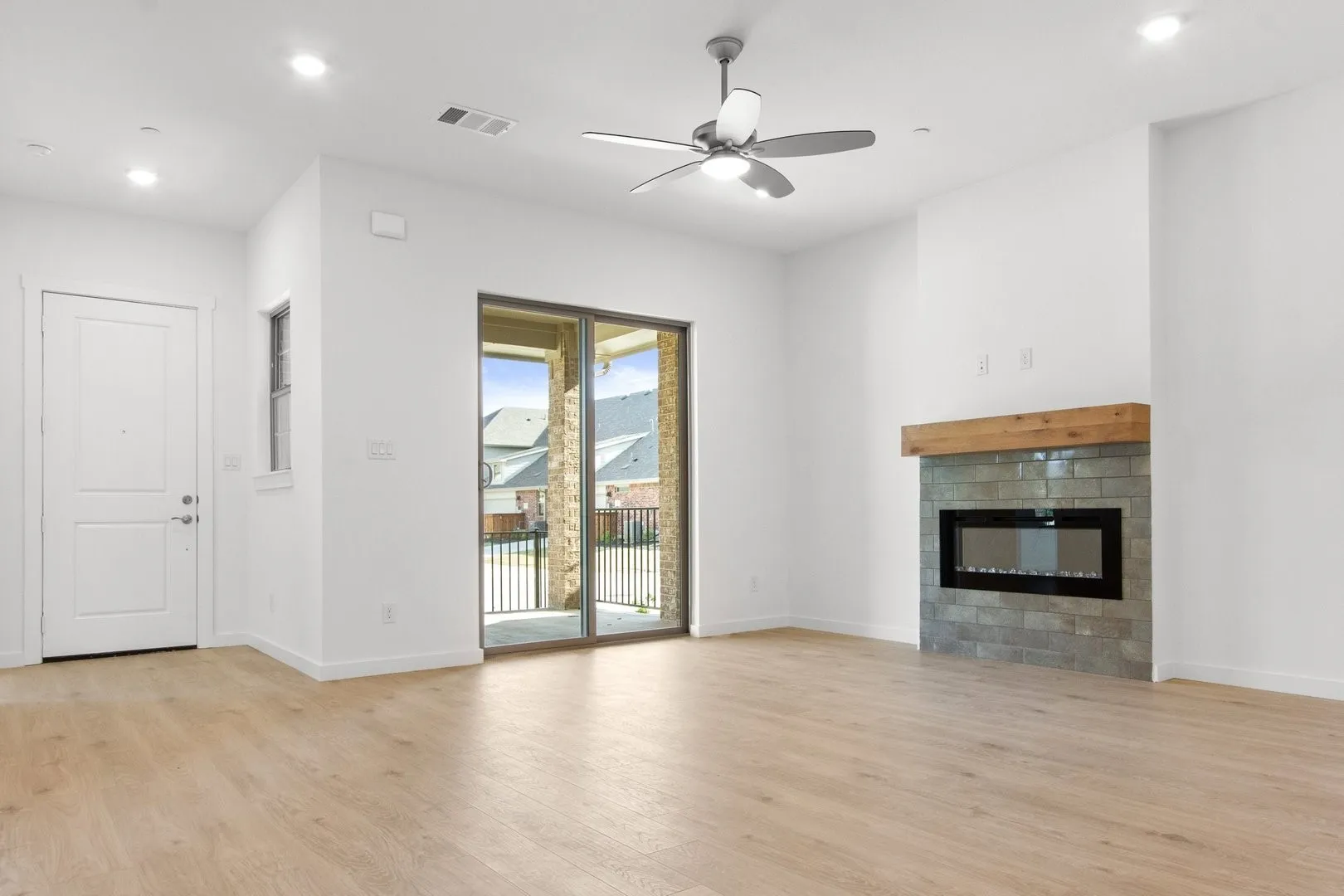 008-2821ConcordDrive-Wylie-TX-75098-Living.jpg-SMALL