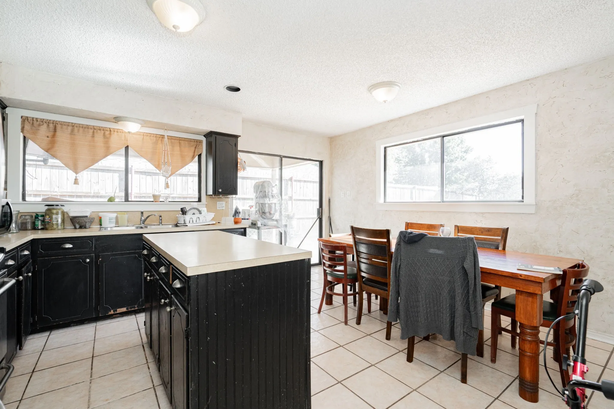 Single Family Residence For Sale in Kaufman County , 1802 Westgate Drive, Terrell, Texas 75160, 3 Bedrooms, 2 Bathrooms, 1 Garage spaces, 1,477 Sqft, built in 2000, Price $245,000, mls#20784311, Real Estate Agent in Terrell, Homes For Sale in Kaufman county, Homes For Sale in Terrell, Realtor in Terrell Texas, Real Estate Brokerage Independent Realty Texas, Luminita Cordes Realtor