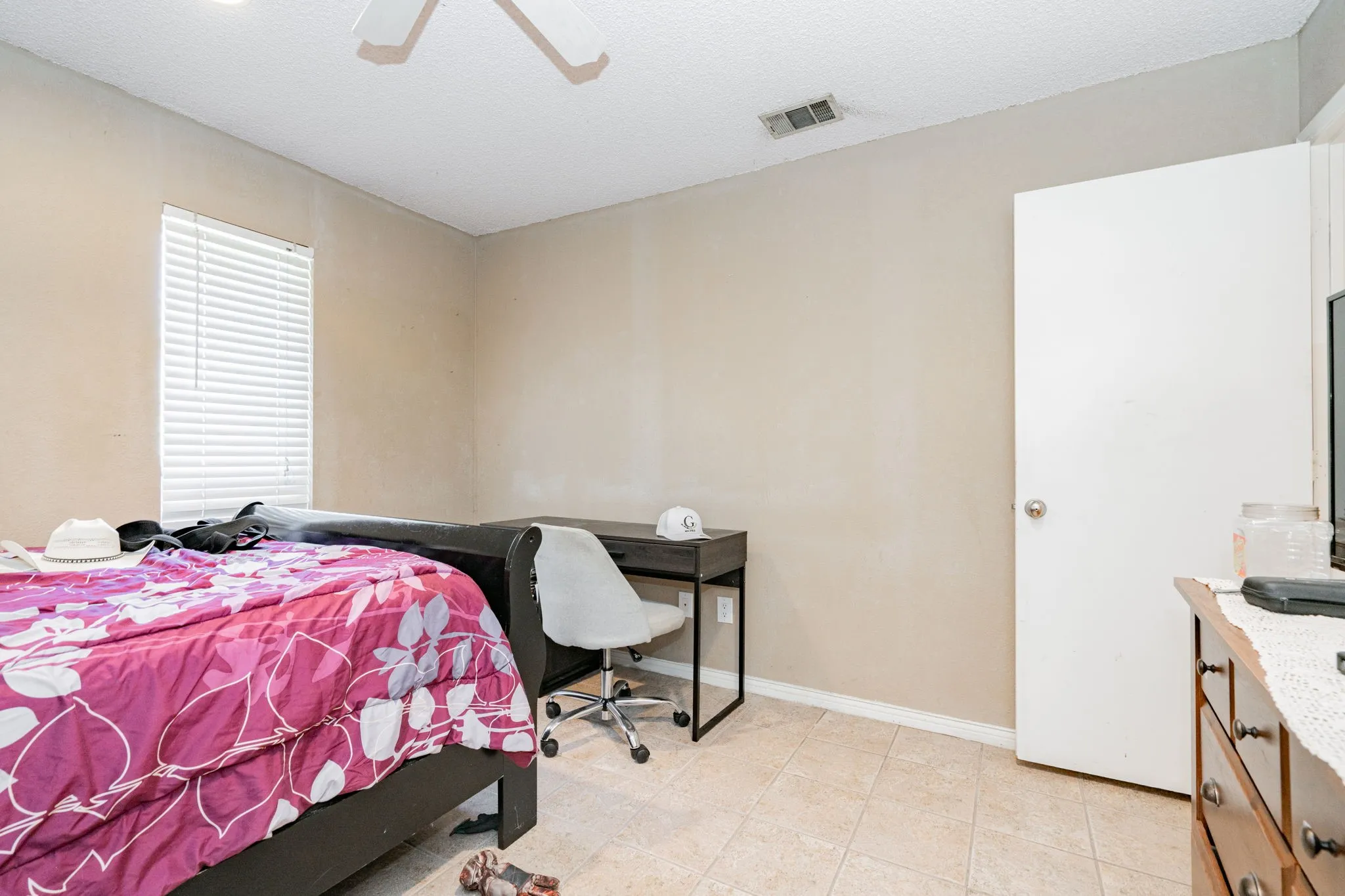 Single Family Residence For Sale in Kaufman County , 1802 Westgate Drive, Terrell, Texas 75160, 3 Bedrooms, 2 Bathrooms, 1 Garage spaces, 1,477 Sqft, built in 2000, Price $245,000, mls#20784311, Real Estate Agent in Terrell, Homes For Sale in Kaufman county, Homes For Sale in Terrell, Realtor in Terrell Texas, Real Estate Brokerage Independent Realty Texas, Luminita Cordes Realtor