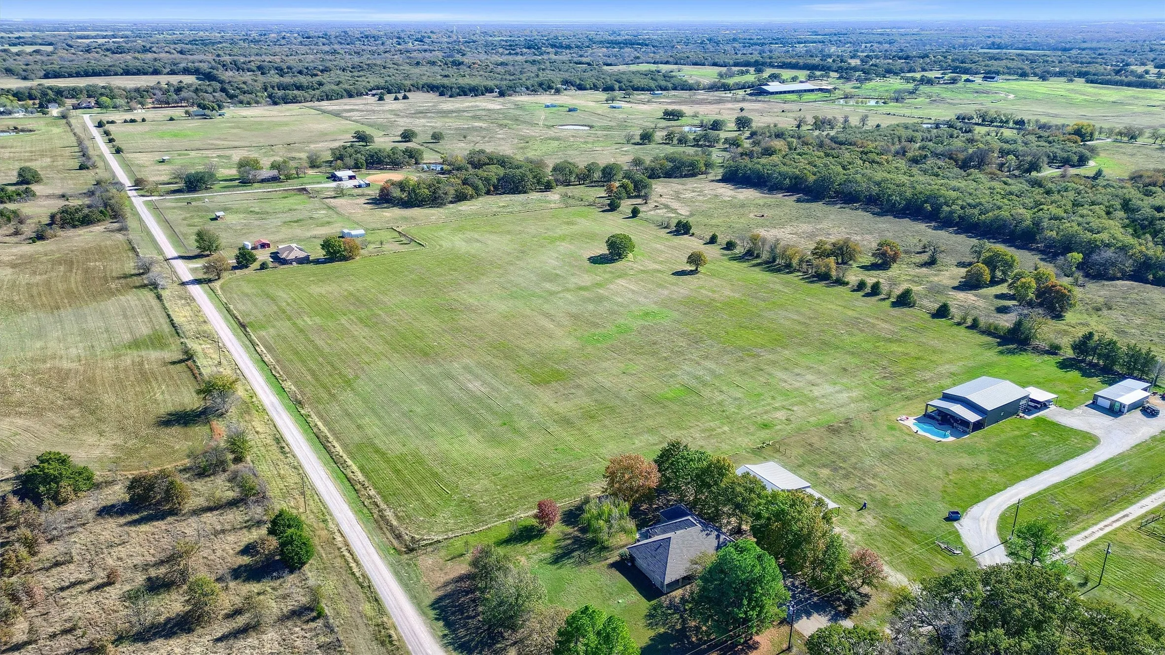 Birds eye view of property featuring a rural view