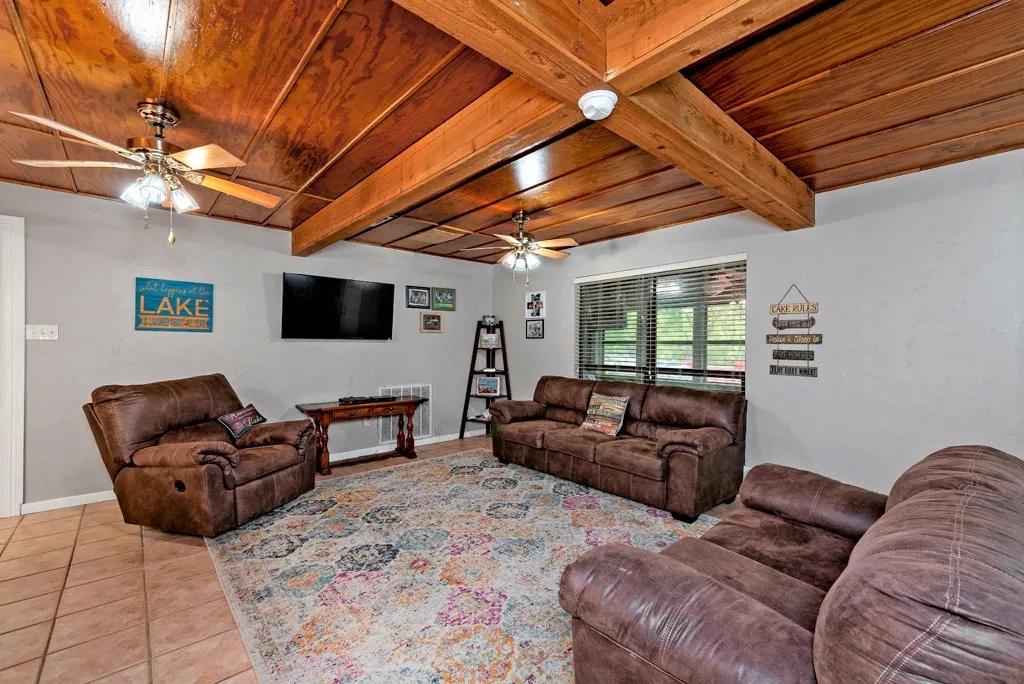 Single Family Residence For Sale in Grayson County , 326 Glomin Lane, Pottsboro, Texas 75076, 4 Bedroom, 3 Bathroom, 1 Garage spaces, 1,846 Sqft, built in 1964, Preowned, mls#20789622, Real Estate Agent in Pottsboro, Homes For Sale in Grayson county, Homes For Sale in Pottsboro, Realtor in Pottsboro Texas, Real Estate Brokerage Independent Realty Texas, Luminita Cordes Realtor