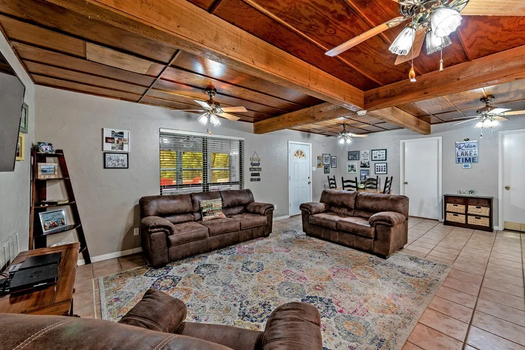 Single Family Residence For Sale in Grayson County , 326 Glomin Lane, Pottsboro, Texas 75076, 4 Bedroom, 3 Bathroom, 1 Garage spaces, 1,846 Sqft, built in 1964, Preowned, mls#20789622, Real Estate Agent in Pottsboro, Homes For Sale in Grayson county, Homes For Sale in Pottsboro, Realtor in Pottsboro Texas, Real Estate Brokerage Independent Realty Texas, Luminita Cordes Realtor