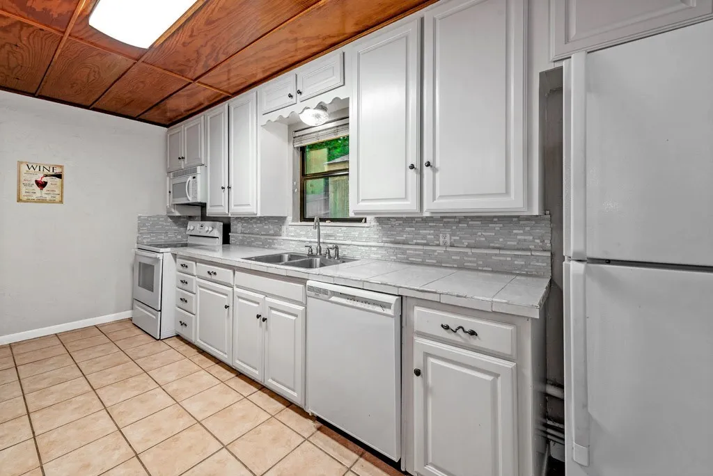Single Family Residence For Sale in Grayson County , 326 Glomin Lane, Pottsboro, Texas 75076, 4 Bedroom, 3 Bathroom, 1 Garage spaces, 1,846 Sqft, built in 1964, Preowned, mls#20789622, Real Estate Agent in Pottsboro, Homes For Sale in Grayson county, Homes For Sale in Pottsboro, Realtor in Pottsboro Texas, Real Estate Brokerage Independent Realty Texas, Luminita Cordes Realtor